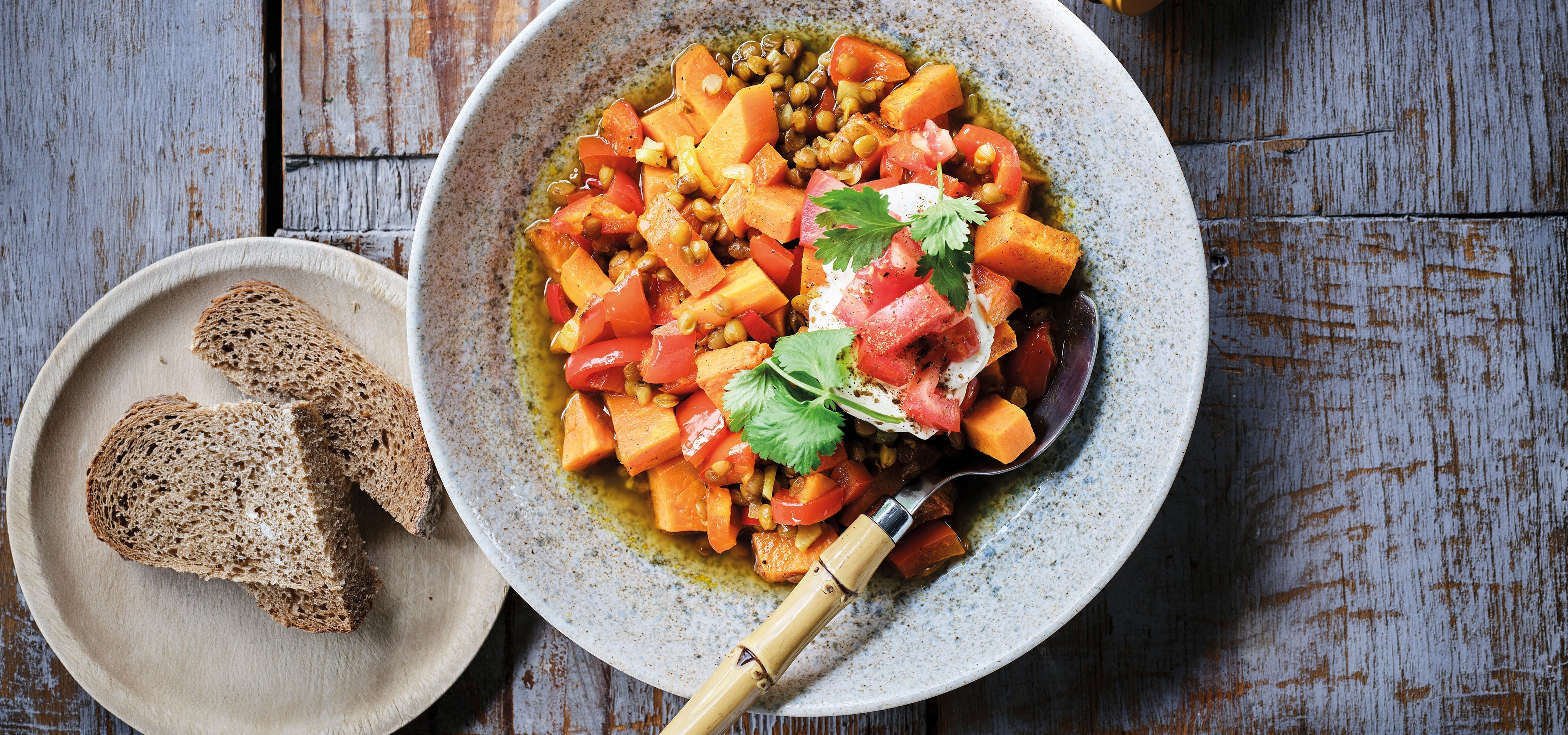 Linzencurry met zoete aardappel en zure room