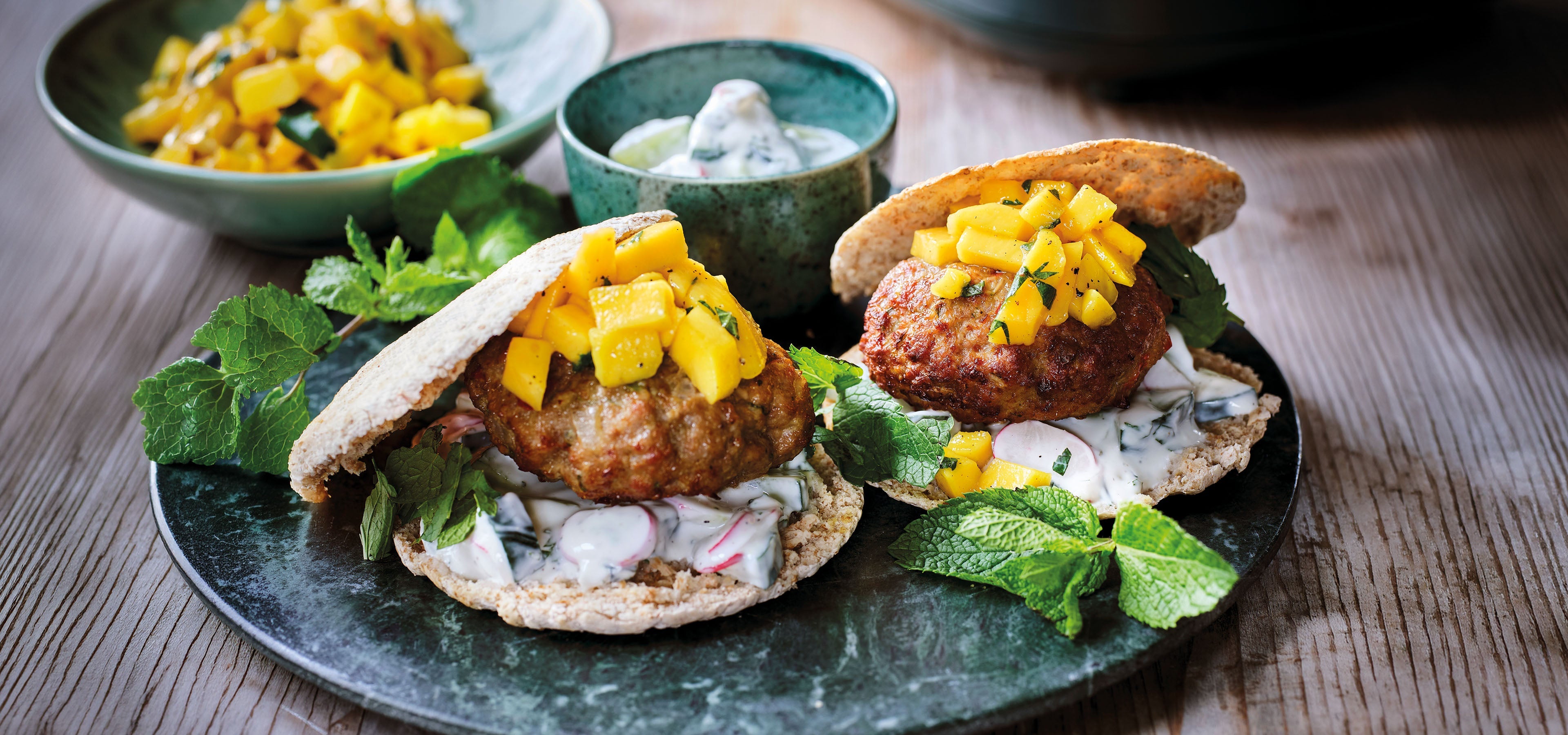 Hamburger à la sana met salade van mango en frisse dressing