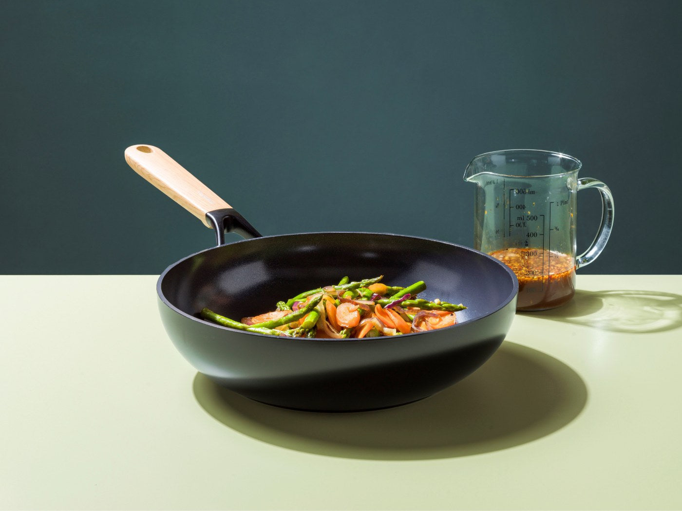 Roerbak van lentegroenten