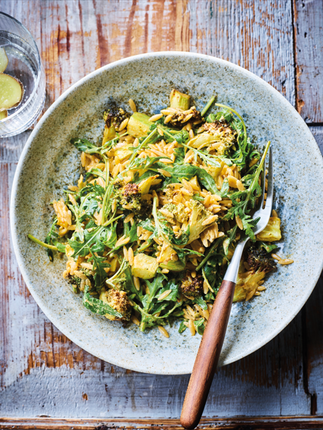 Winterse salade met asperges, broccoli en Griekse volkorenpasta