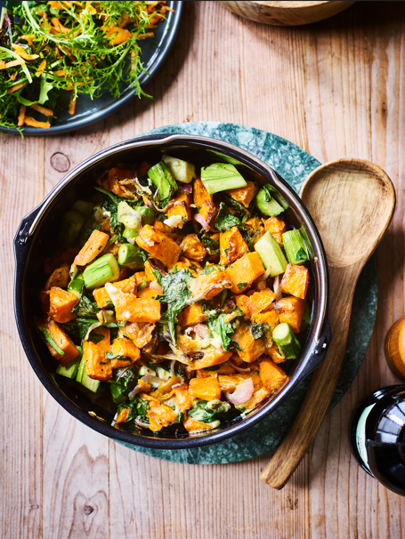 Lauwwarme salade met zoete aardappel en groene asperges