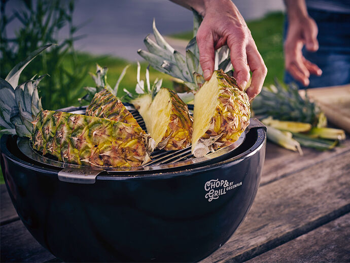 Gegrilde ananas met kokos van de barbecue