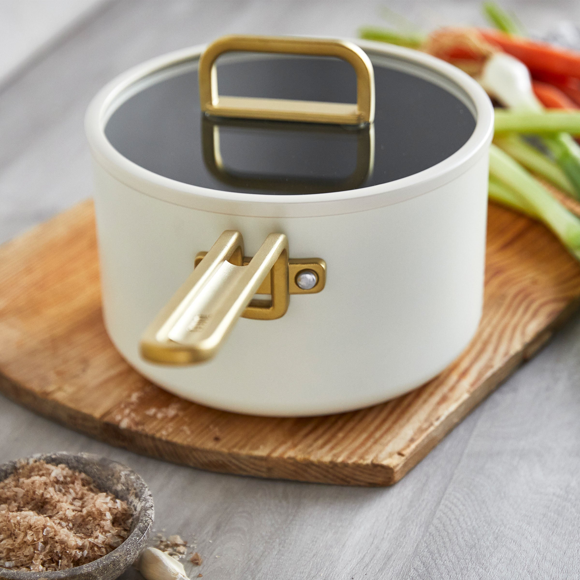 Casserole antiadhésive en céramique GreenPan™ Stanley Tucci™ 20 cm/3,78 L avec couvercle, blanc de Carrare