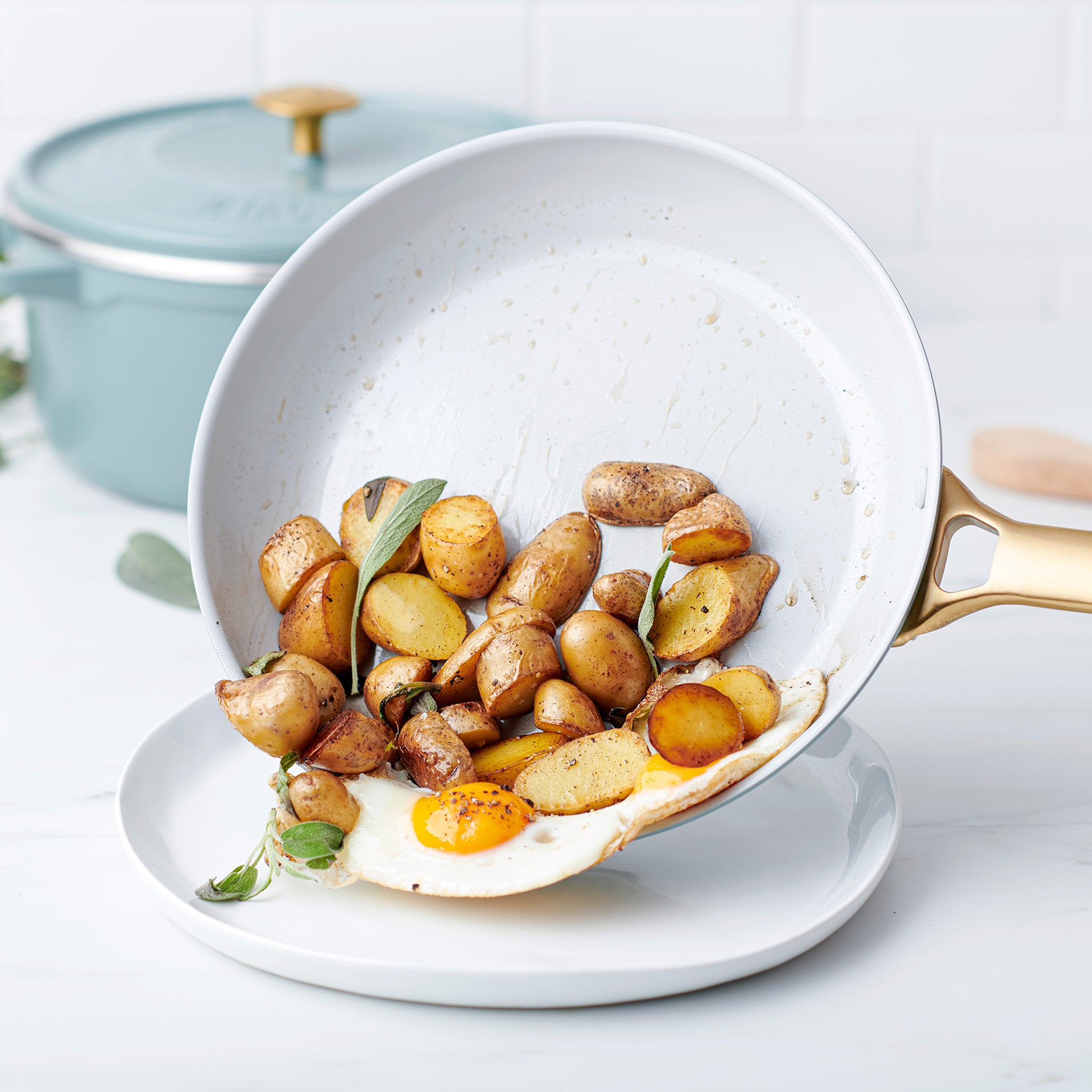 Padova Braadpan blauw met gebakken aardappelen en spiegelei