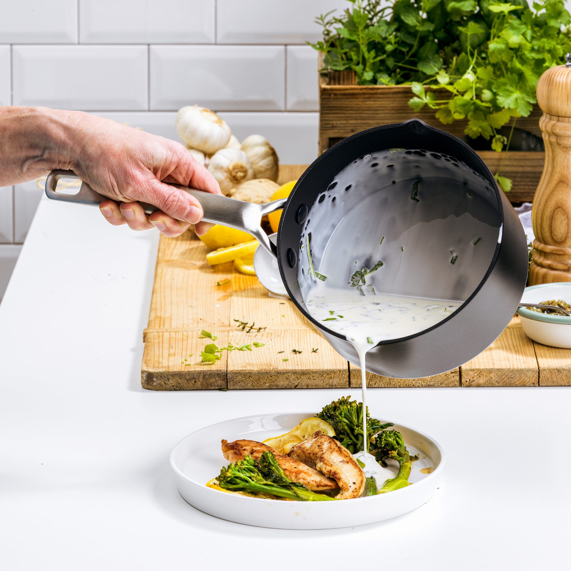 Copenhagen Steelpan met 2 tuiten 16cm zwart saus op gerecht