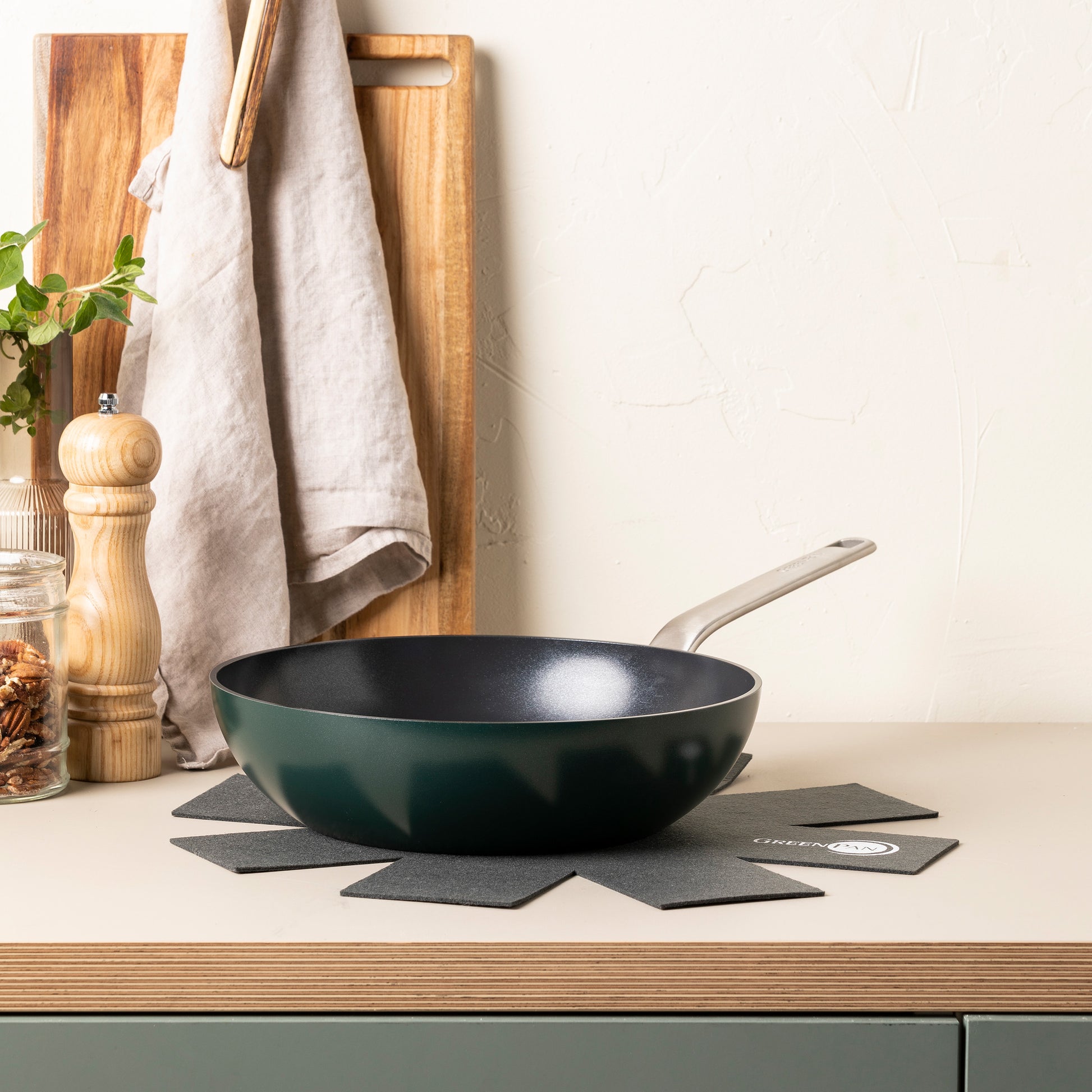 Evolution Pine Green Wok 28cm zijaanzicht