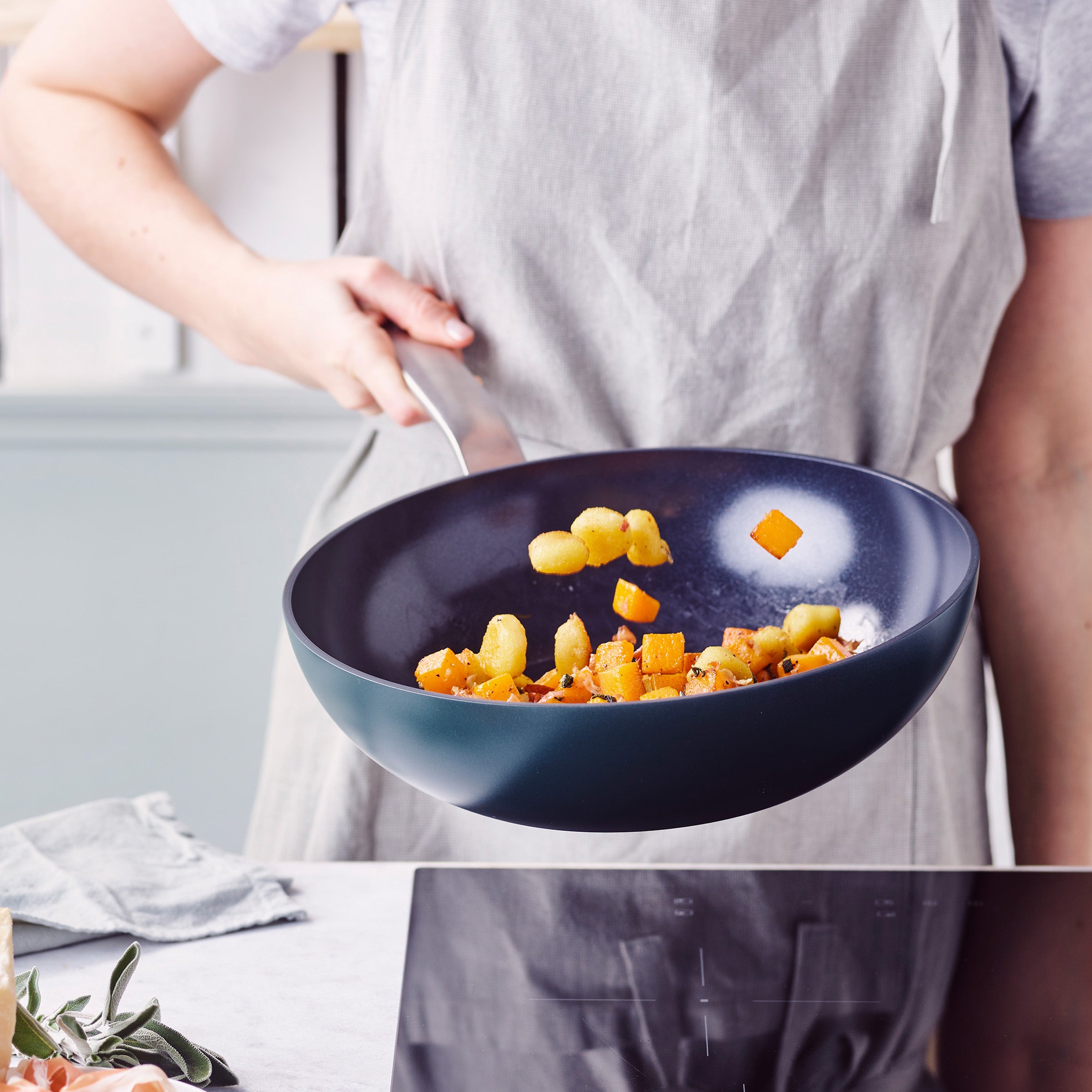 Evolution Pine Green Wok 28cm op vuur