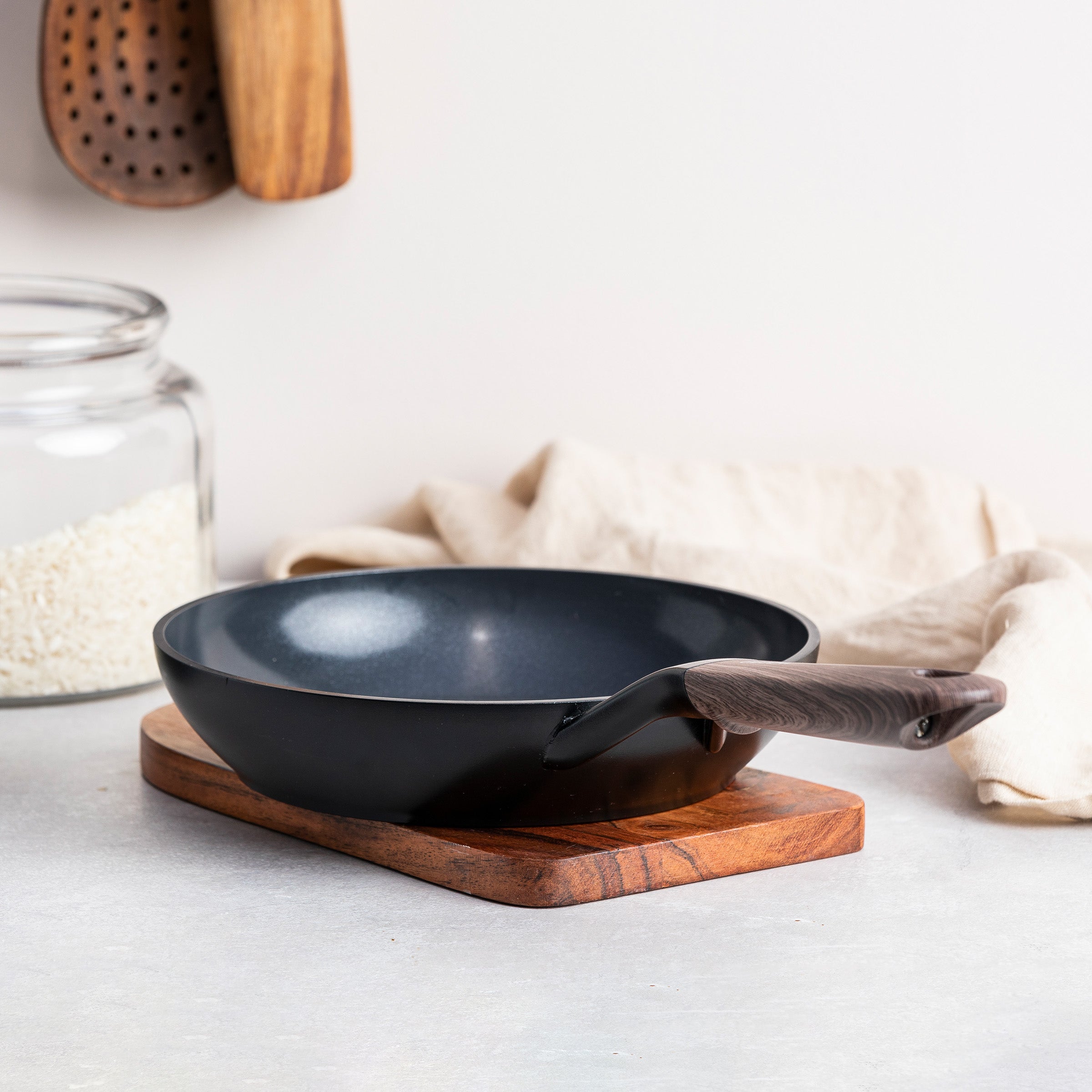 Eco-Smartshape Braadpan Dark Wood 20cm zwart zijaanzicht