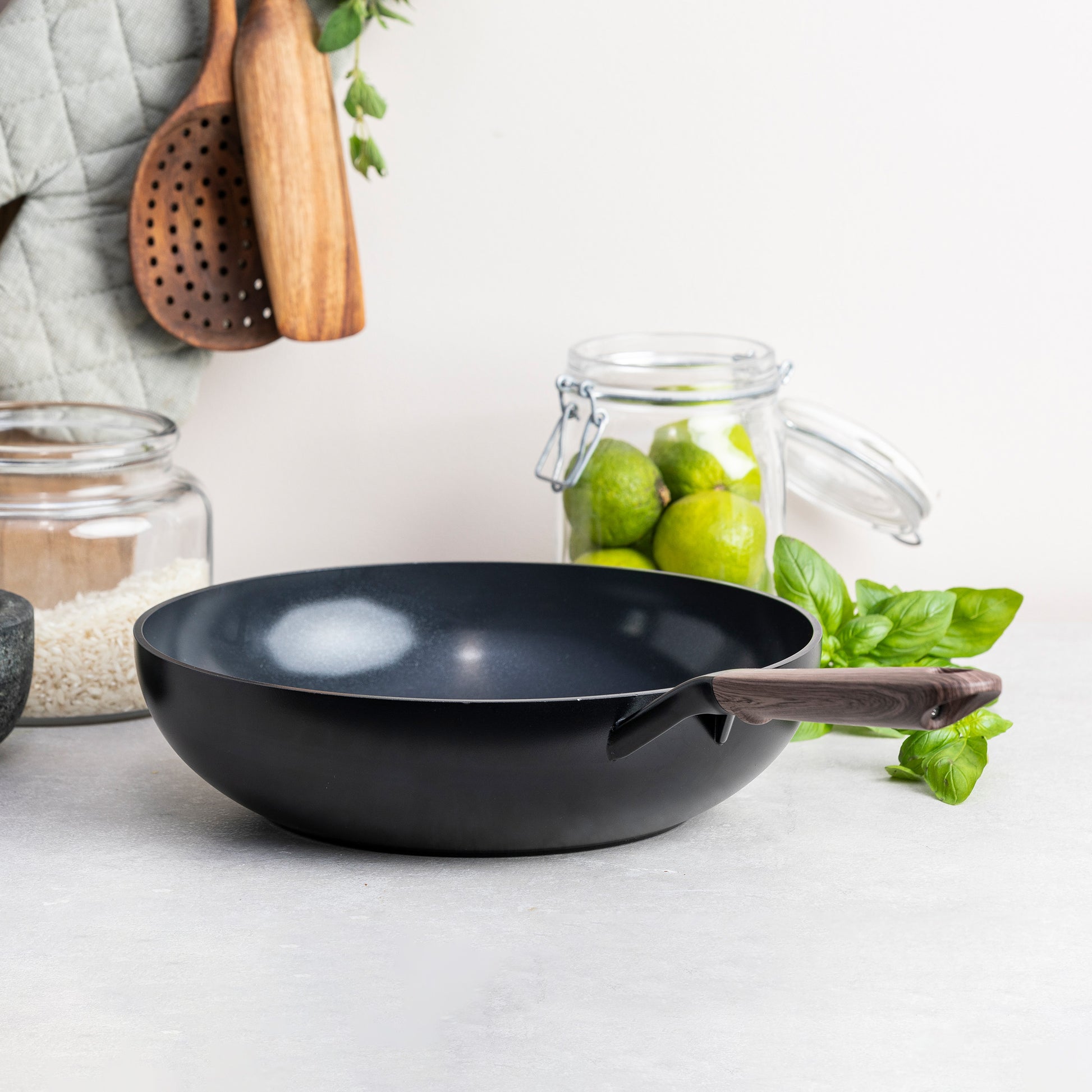 Eco-Smartshape Wok Dark Wood 28cm zwart zijaanzicht