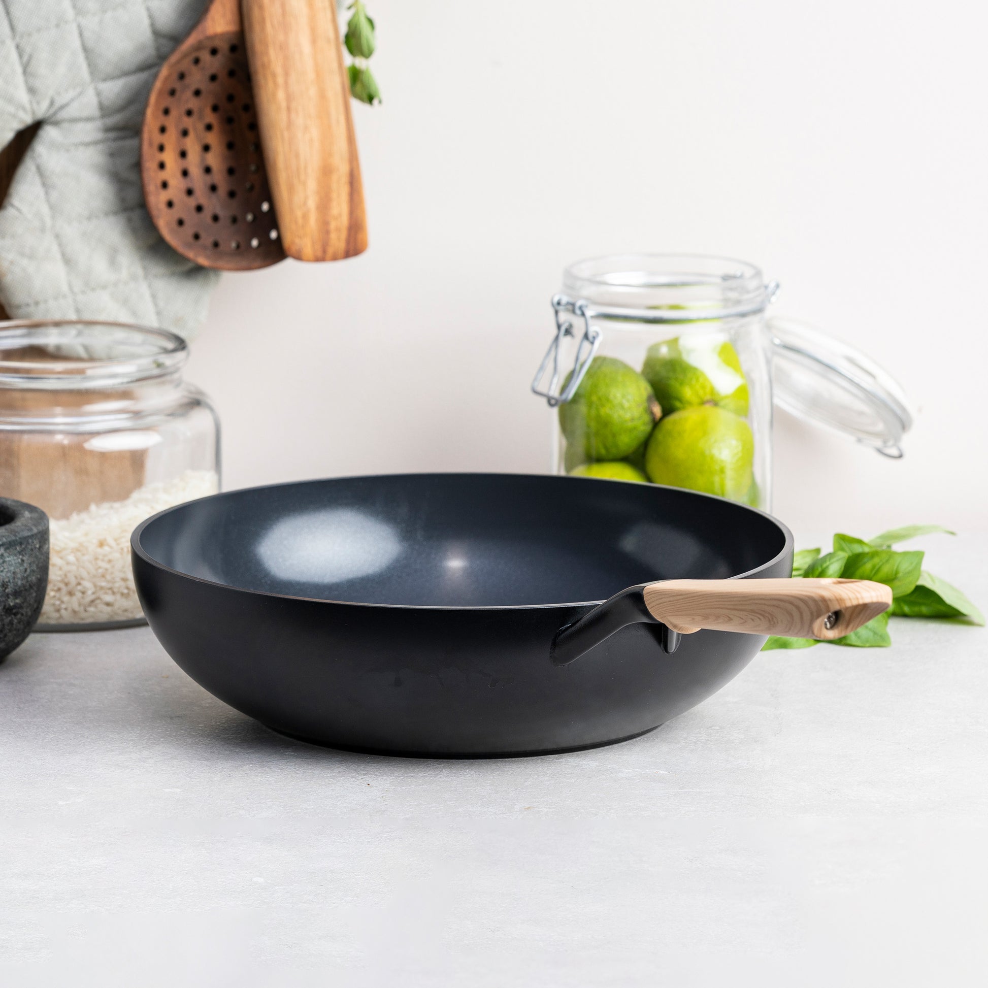 Eco-Smartshape Wok Light Wood 28cm zwart zijaanzicht