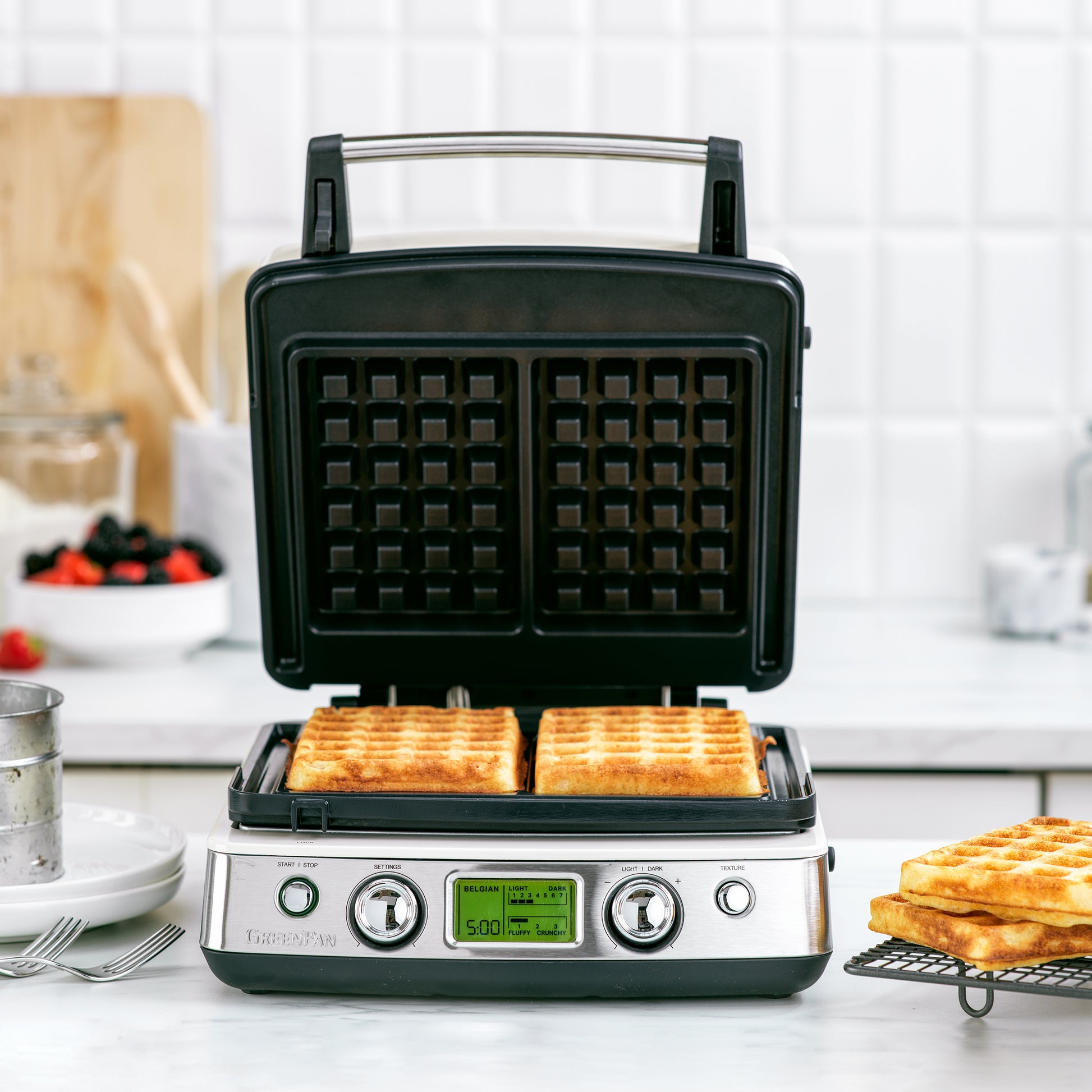 Wafelijzer Cream (incl. 2 sets wafelplaten) met verse wafels