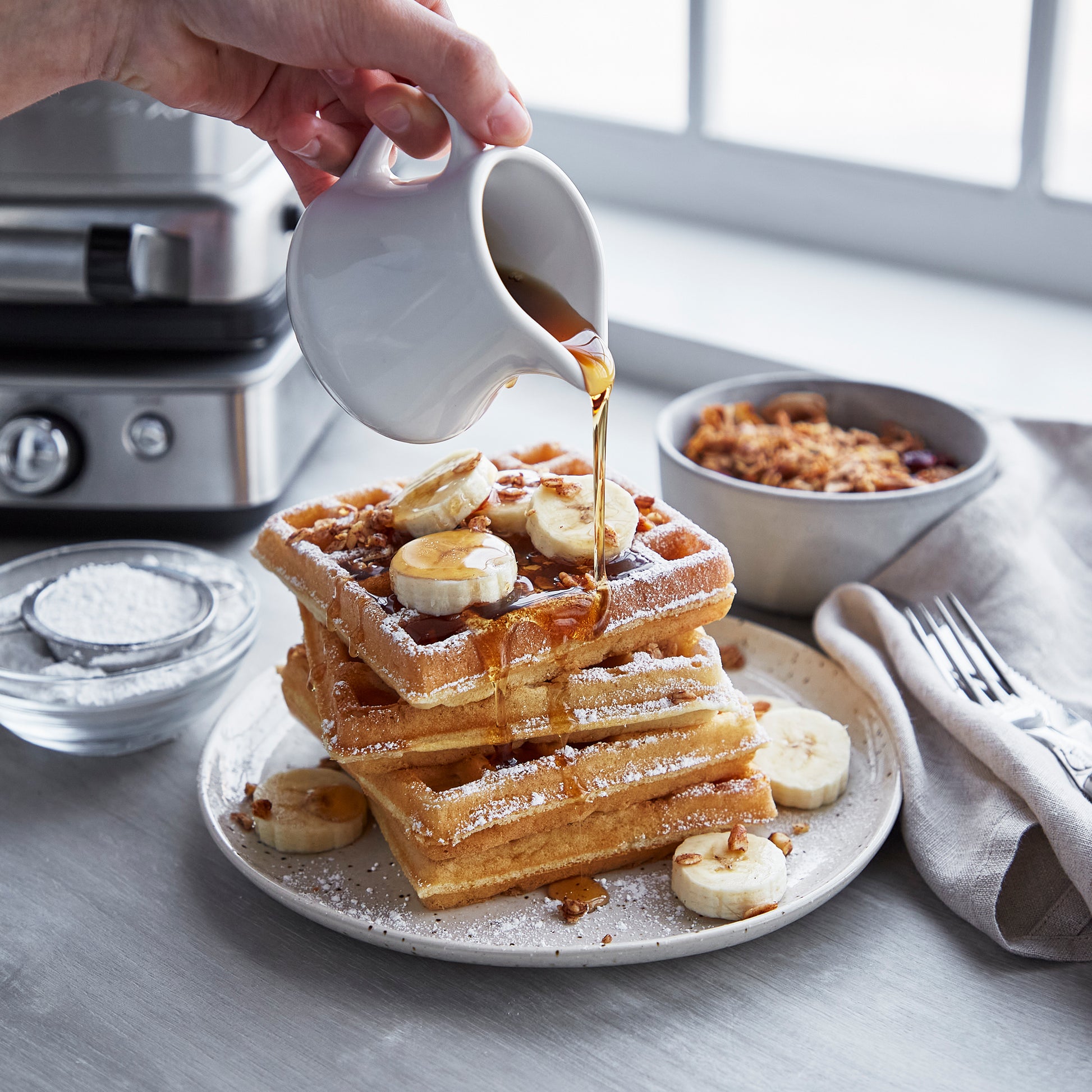 Belgische wafelplaten - wafelijzer zwart verse wafels met banaan, suiker en siroop