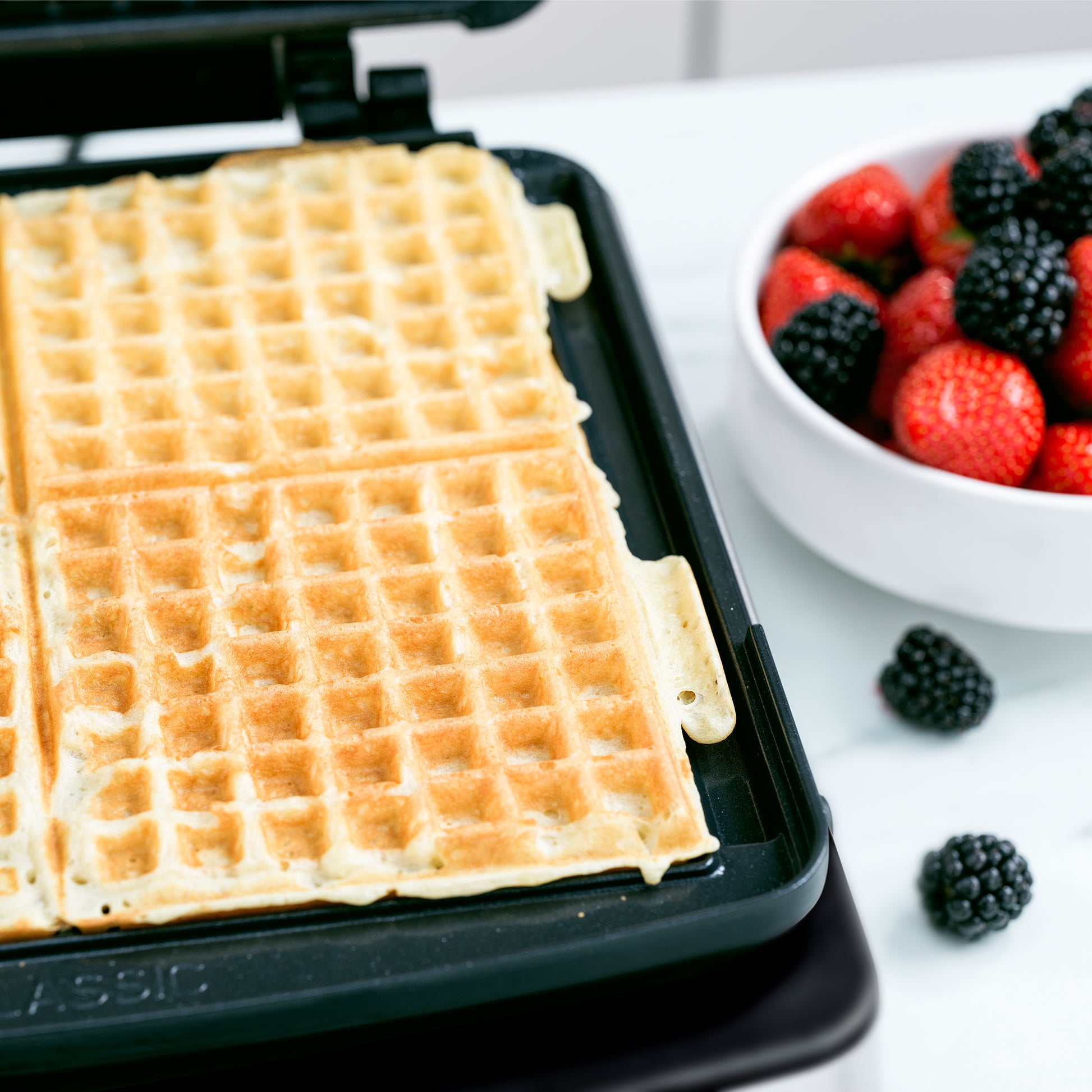 Wafelijzer Glossy Black (incl. 2 sets wafelplaten) met verse wafels