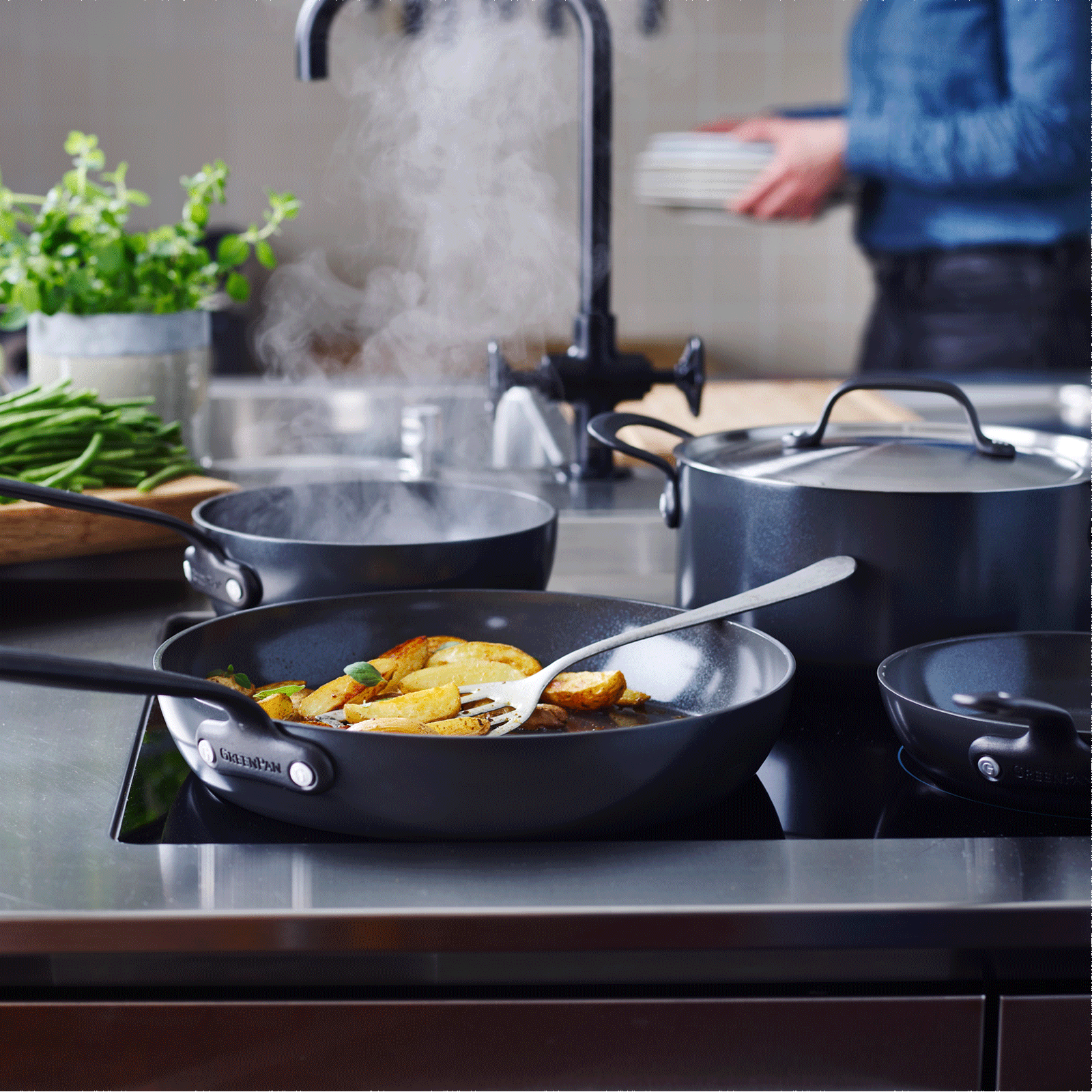 Craft Stoofpan met deksel 30cm zwart op vuur