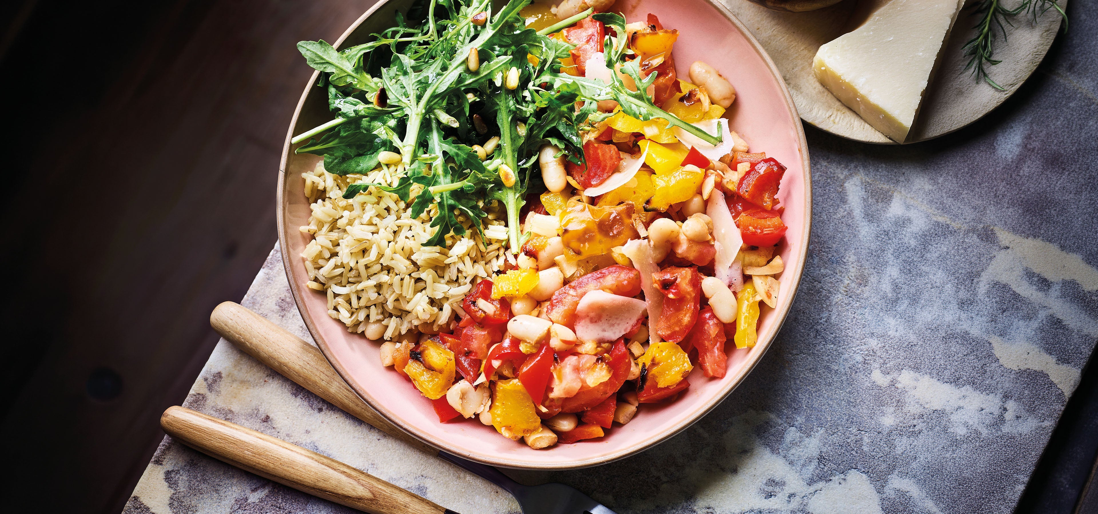 Kleurrijke lunchbowl met volkorenrijst