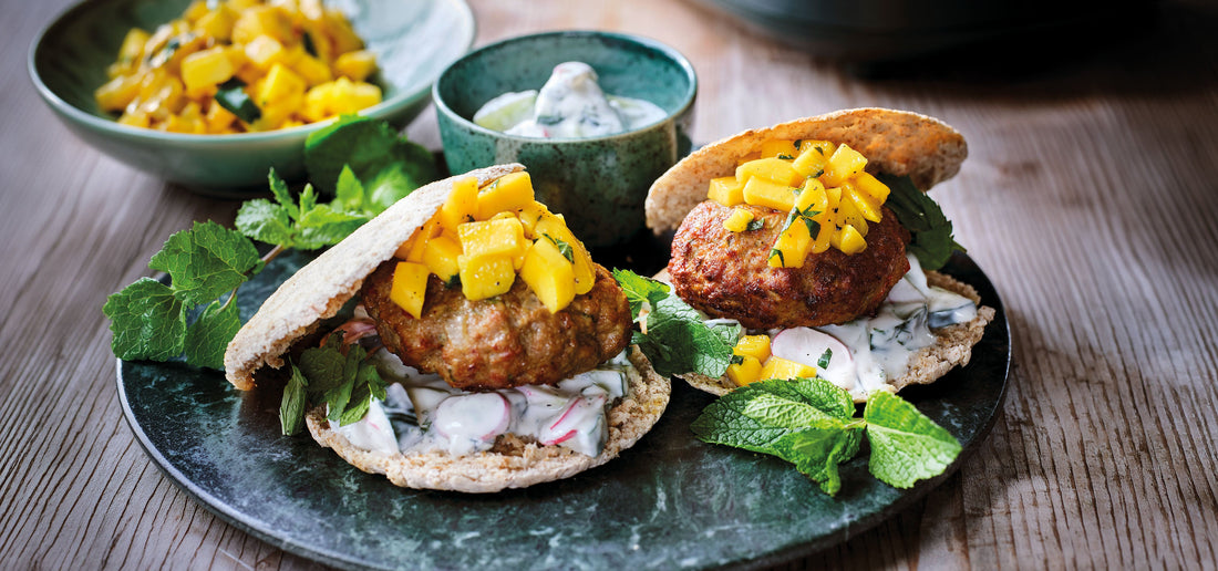 Hamburger à la sana met salade van mango en frisse dressing