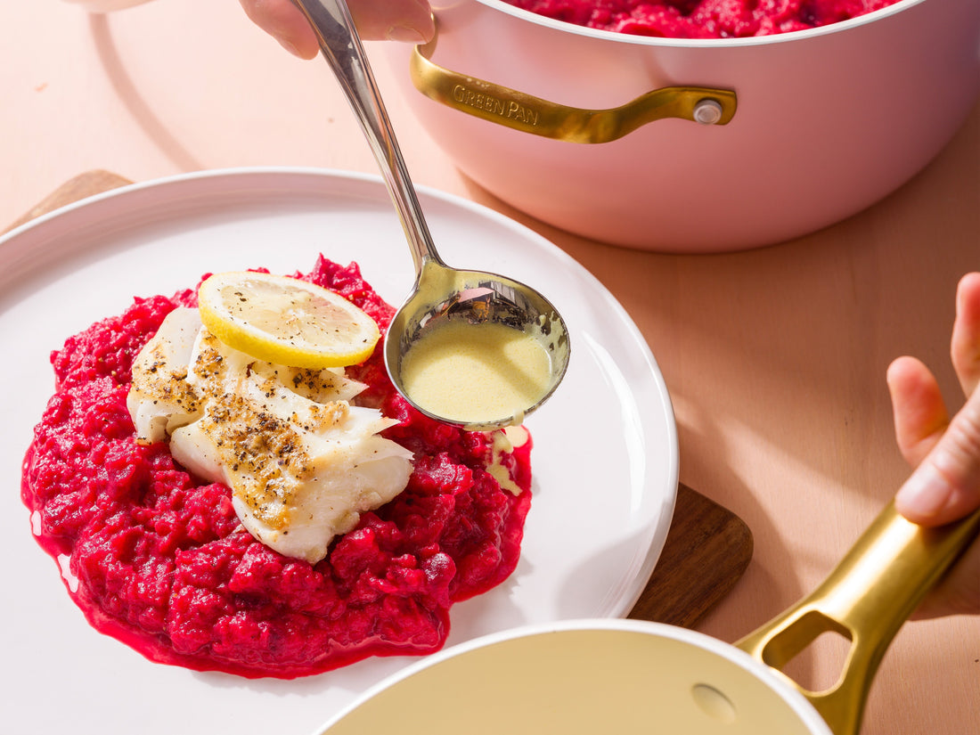 Rode bietenpuree met kabeljauw in een mosterdsausje