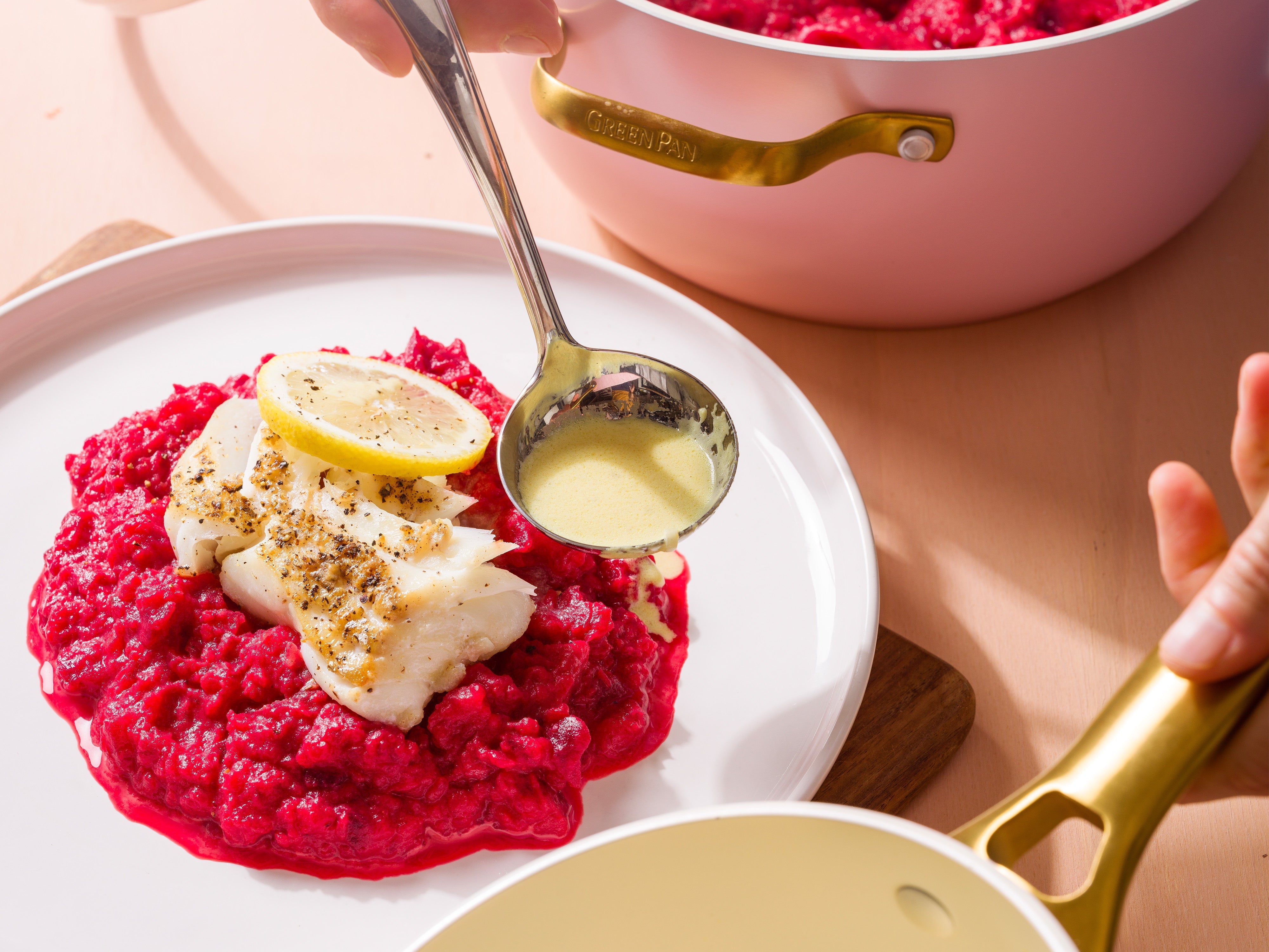 Rode bietenpuree met kabeljauw in een mosterdsausje