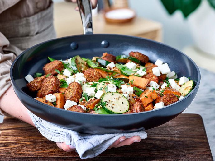 Eenpans gerecht met geroosterde groentjes, falafel en feta