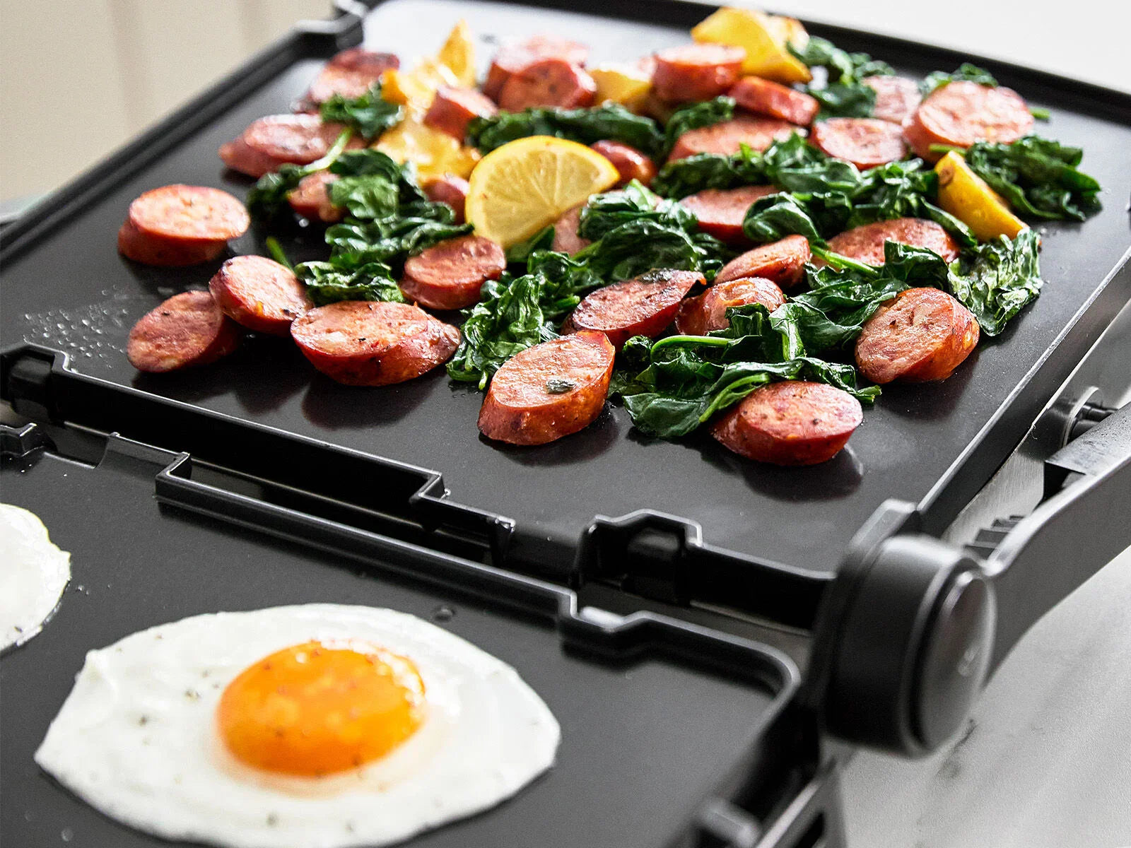 Andouille worst met spinazie en een spiegelei