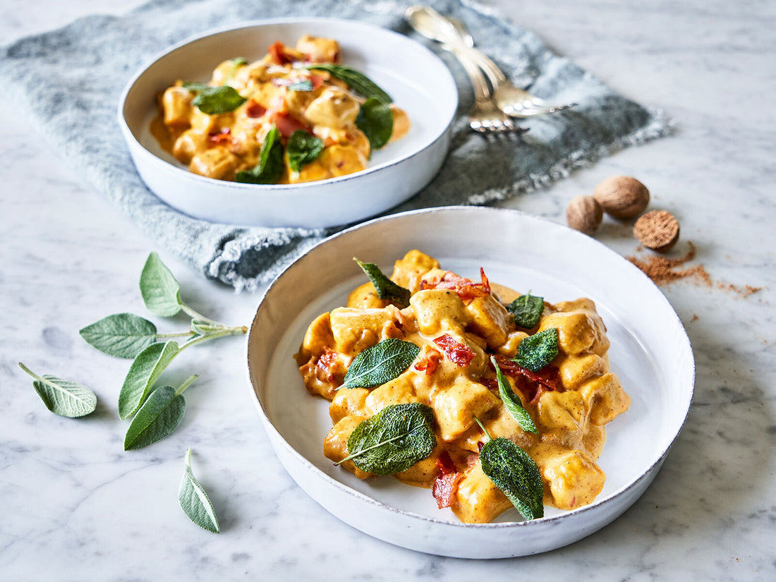 (Zoete-aardappel) gnocchi met pompoensaus, pancetta en gebakken salie