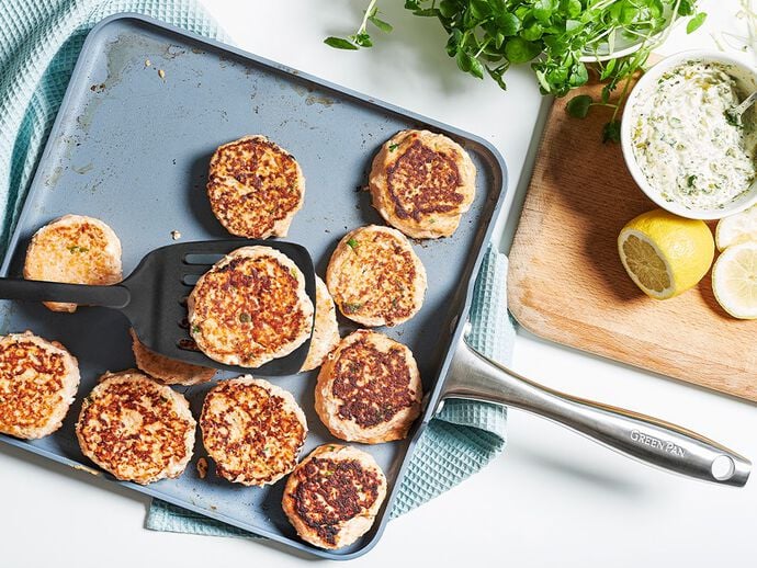 Gegrilde zalmburgers met tartaarsaus