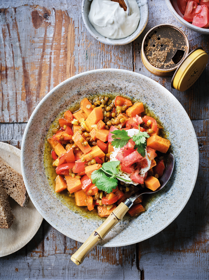 Linzencurry met zoete aardappel en zure room