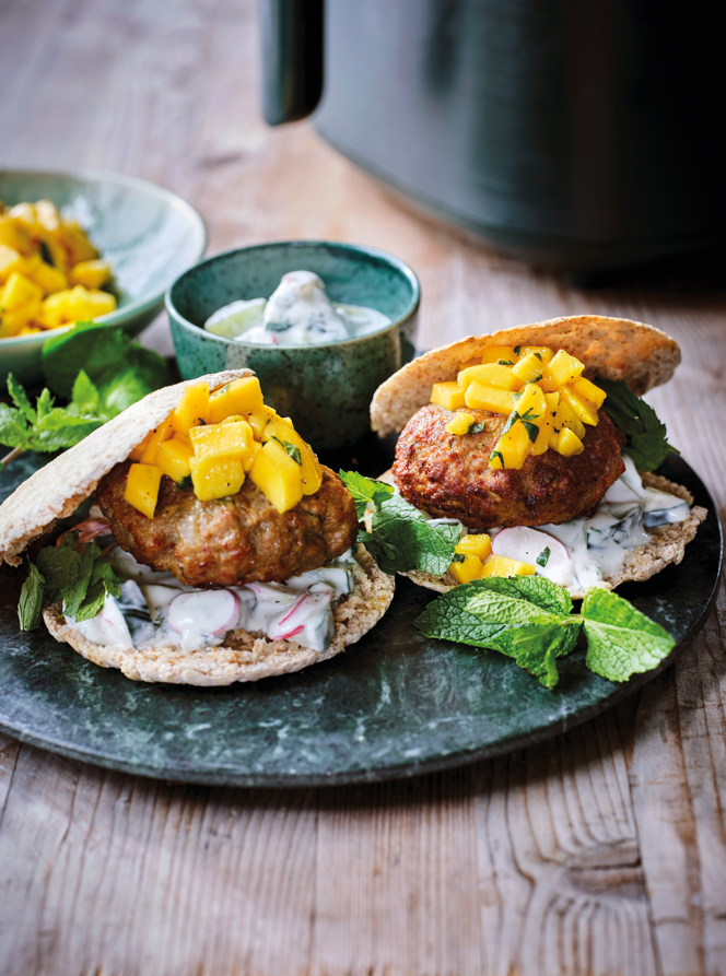 Hamburger à la sana met salade van mango en frisse dressing