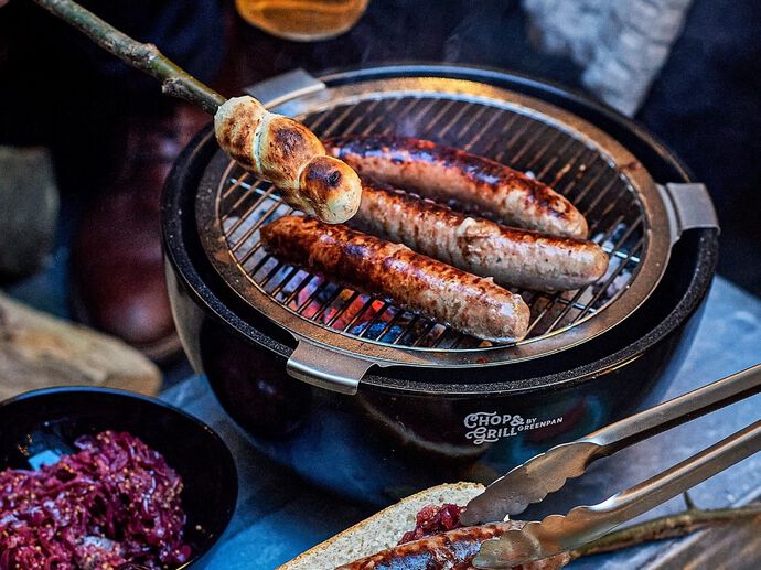 Gegrilde braadworst met relish van rode ui en coleslaw