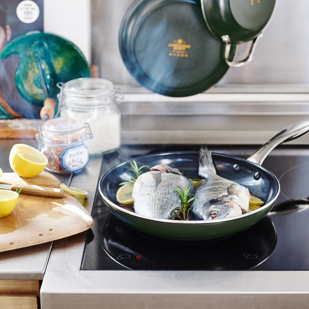 Dagelijkse kost braadpan 30cm groen op vuur met vis