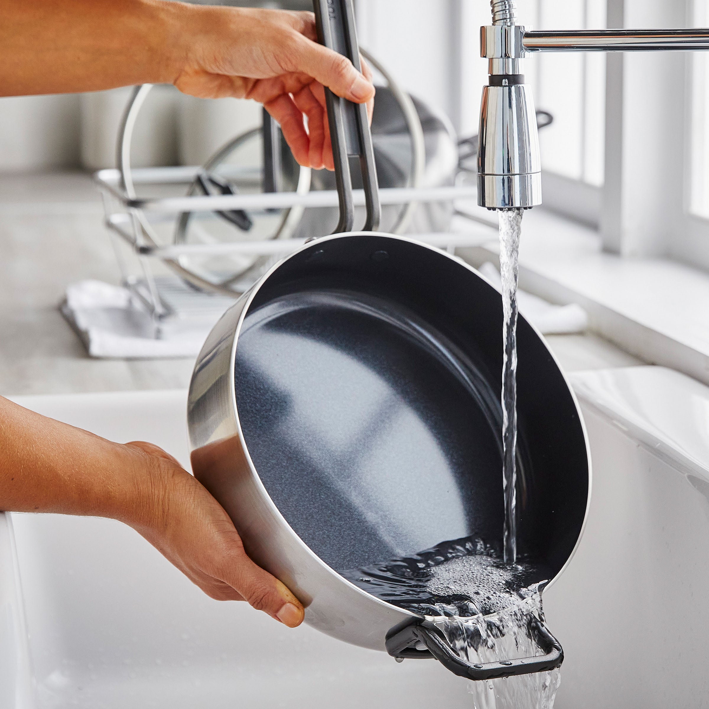 Sauteuse GreenPan™ Stanley Tucci™ en acier inoxydable et céramique antiadhésive 4QT/26 cm avec couvercle