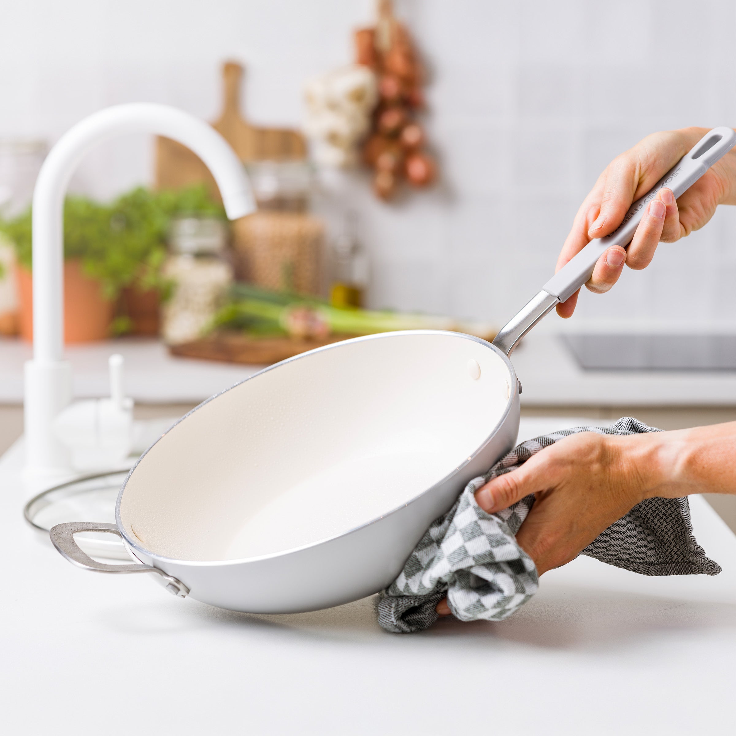 Poêle à pâtes / wok Daily Food avec couvercle 28 cm