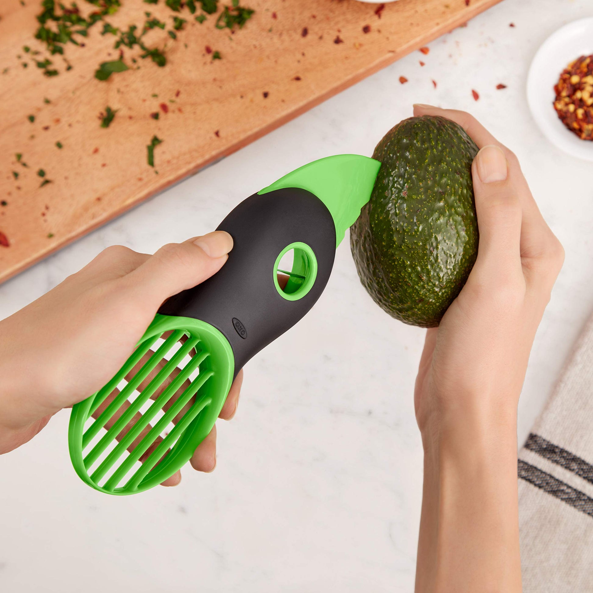 OXO Avocado slicer met avocado