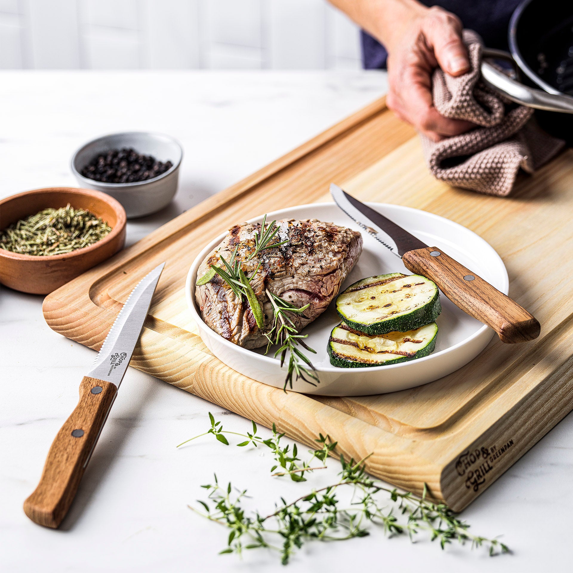 Chop & Grill Steakmessen hout met vlees en courgette