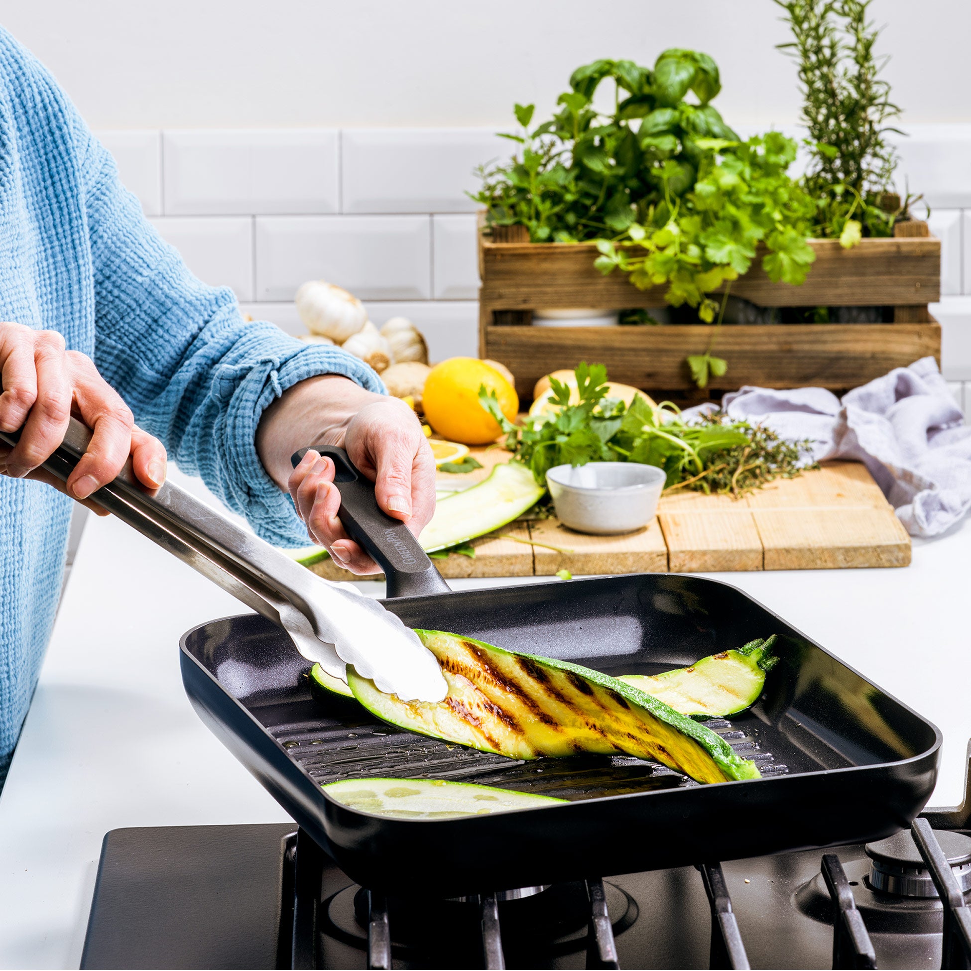 Memphis vierkante Grillpan 28cm zwart op vuur met gebakken courgette