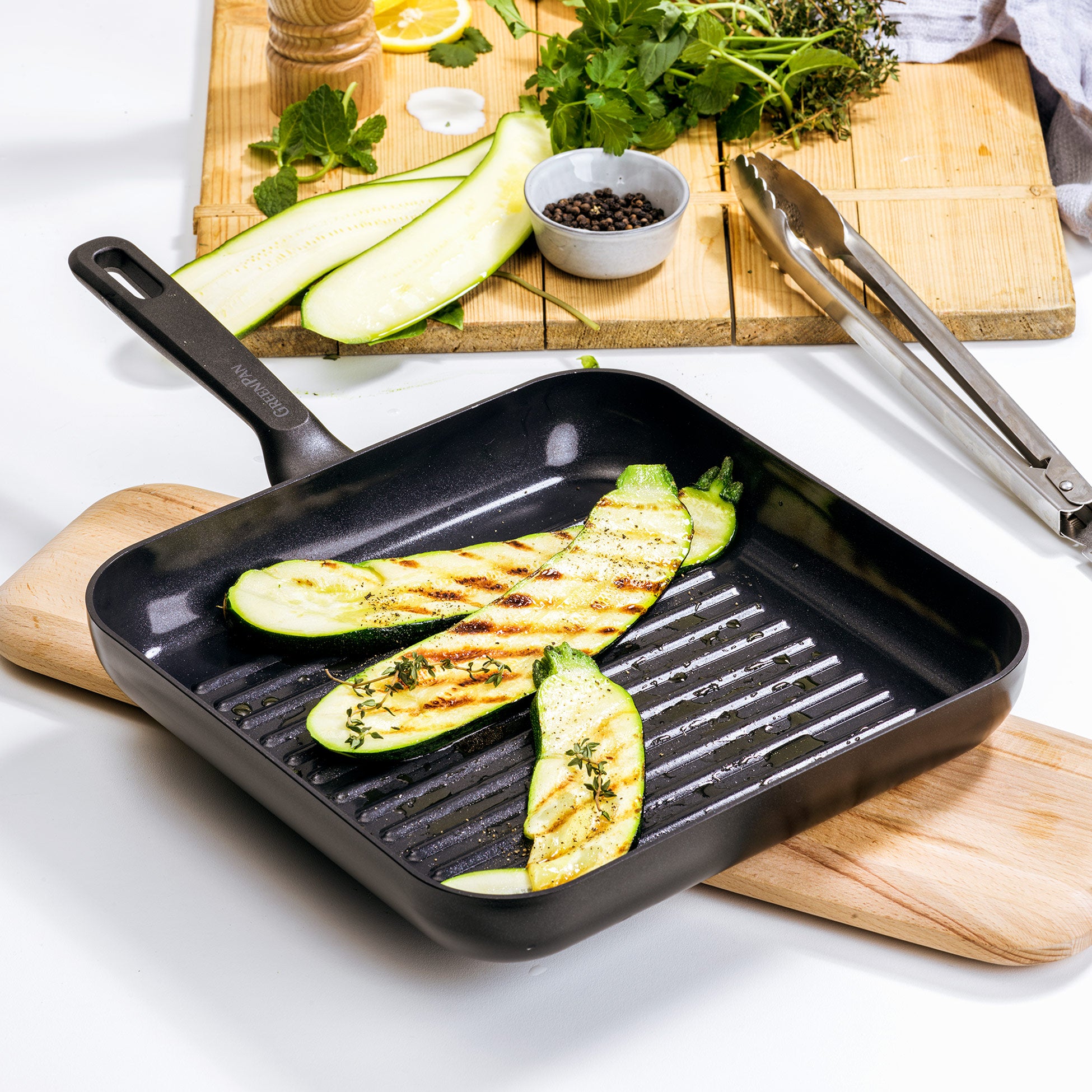 Memphis vierkante Grillpan 28cm zwart met gebakken courgette