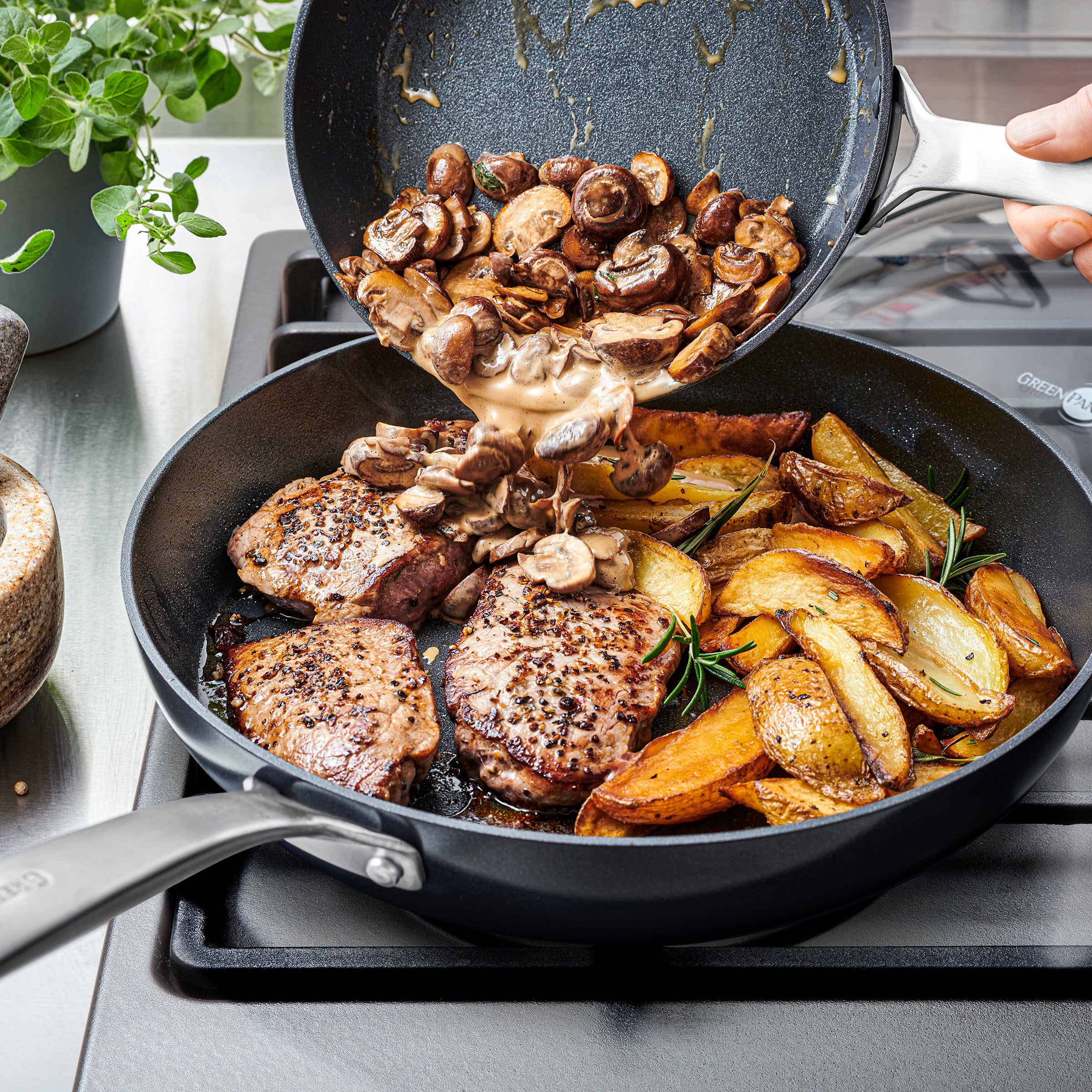 Copenhagen 2-delige braadpannenset 20+28cm zwart met gebakken vlees en aardappelen