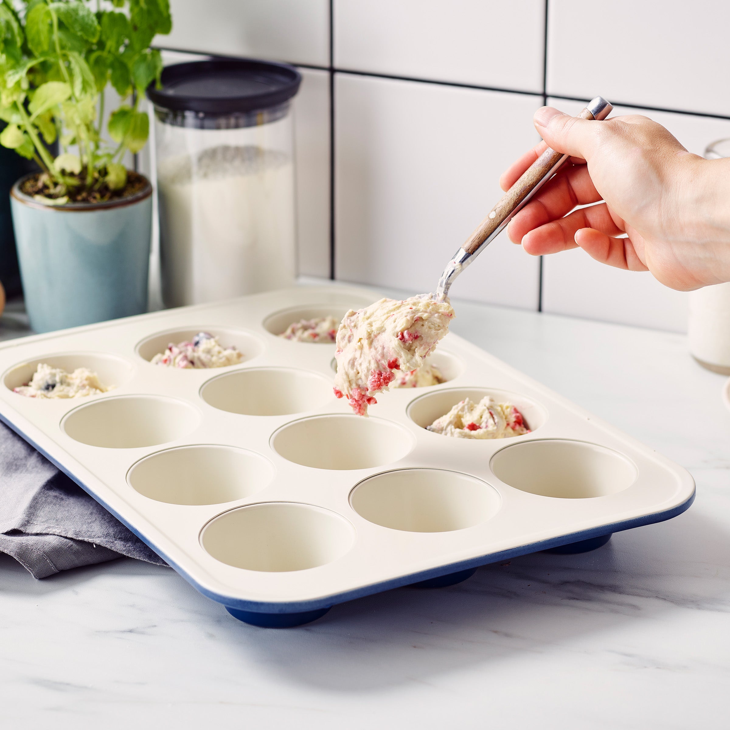Contour Blauw Bakvorm voor 12 Muffins blauw met beslag