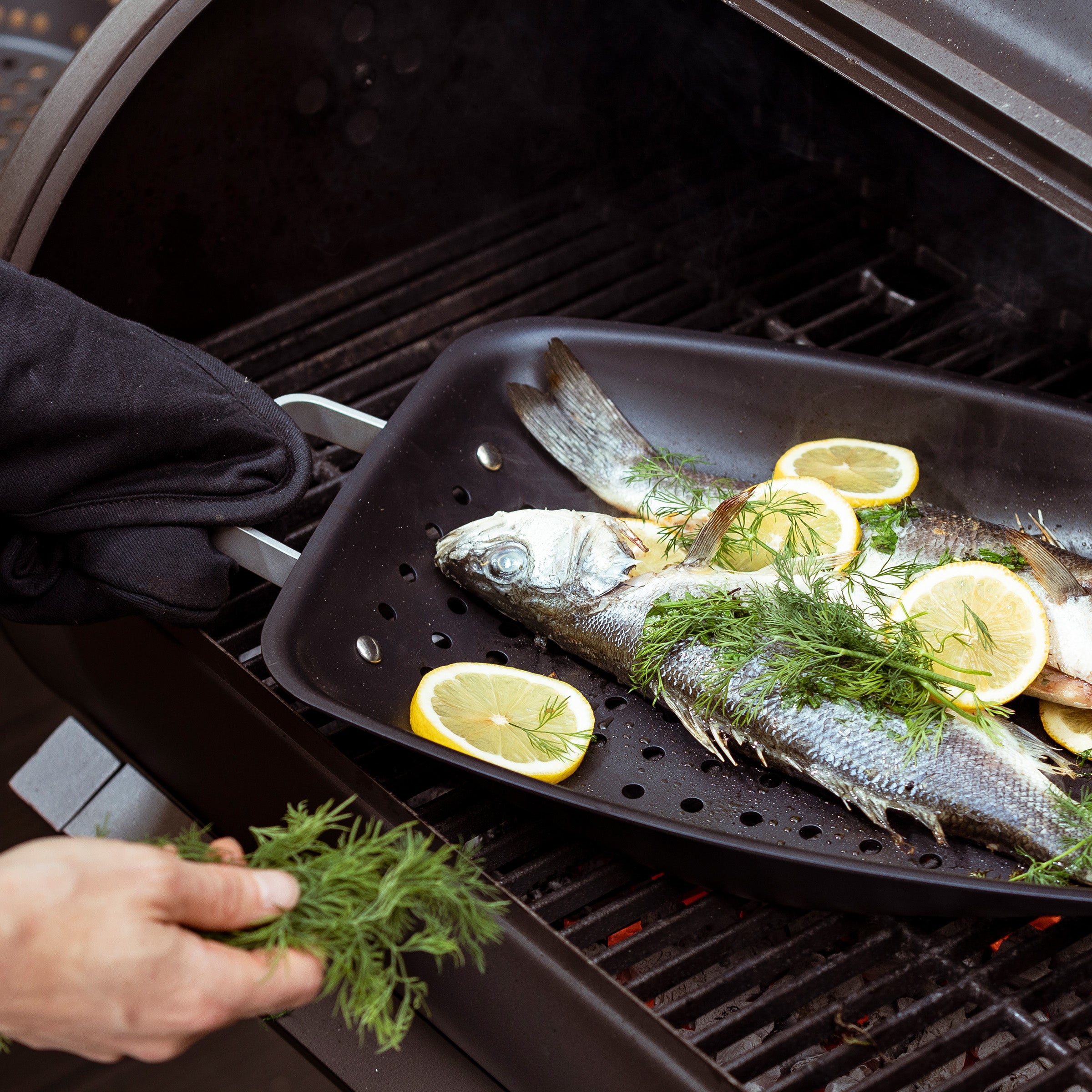 Merten & Storck Carbon Steel BBQ Grillschaal zwart op BBQ met vis
