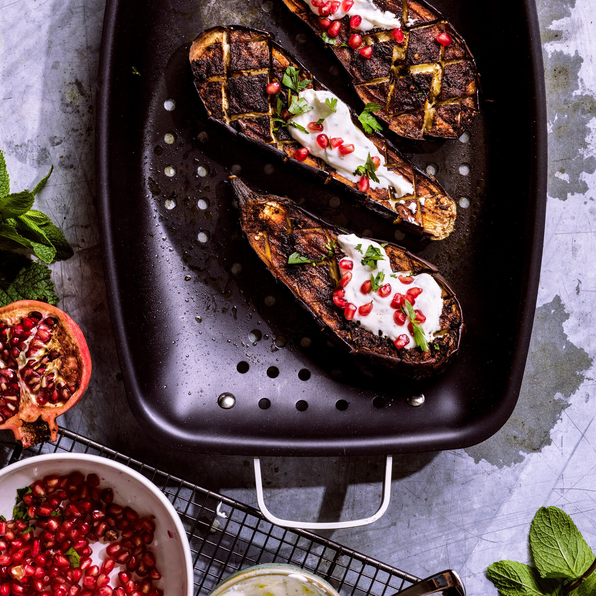 Merten & Storck Carbon Steel BBQ Grillschaal zwart met aubergine en granaatappelpitjes 