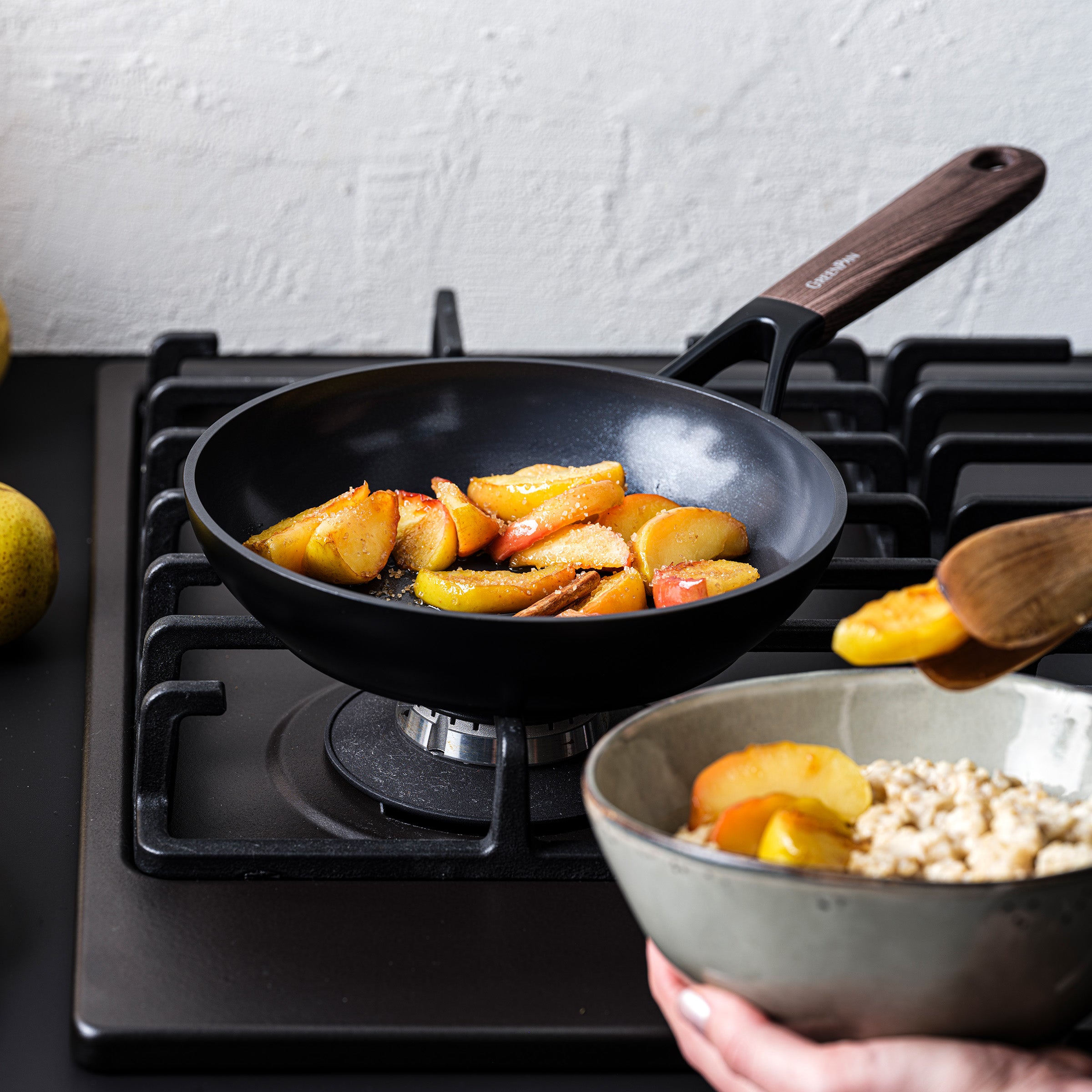 Eco-Smartshape Braadpan Dark Wood 20cm zwart op vuur met gebakken perziken