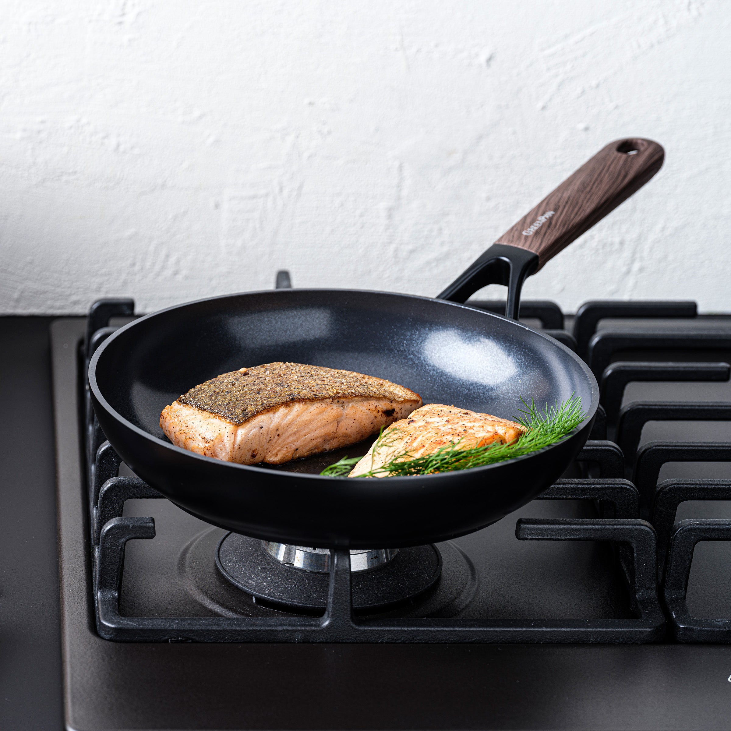 Eco-Smartshape Braadpan Dark Wood 24cm zwart op vuur