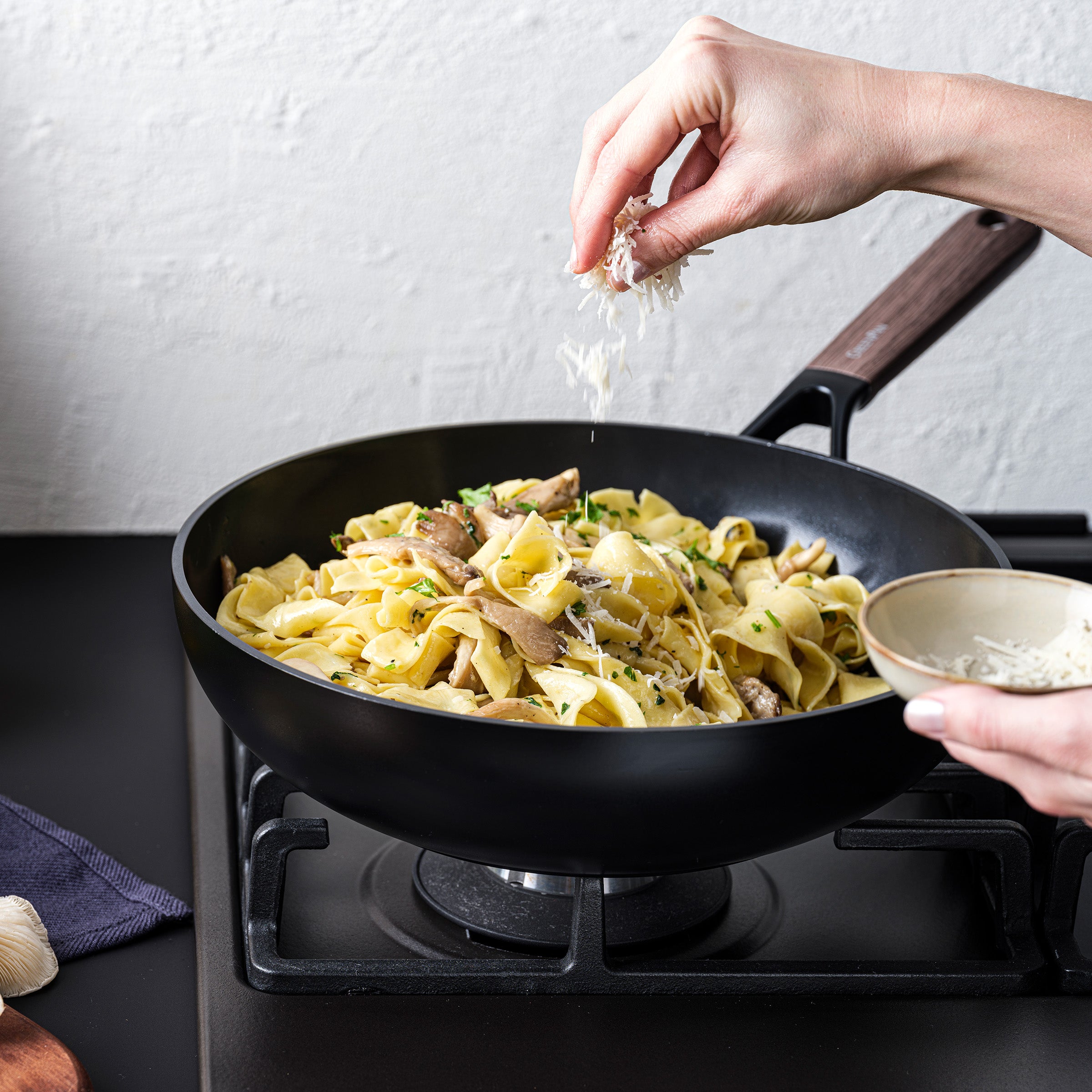 Eco-Smartshape Wok Dark Wood 28cm zwart op vuur