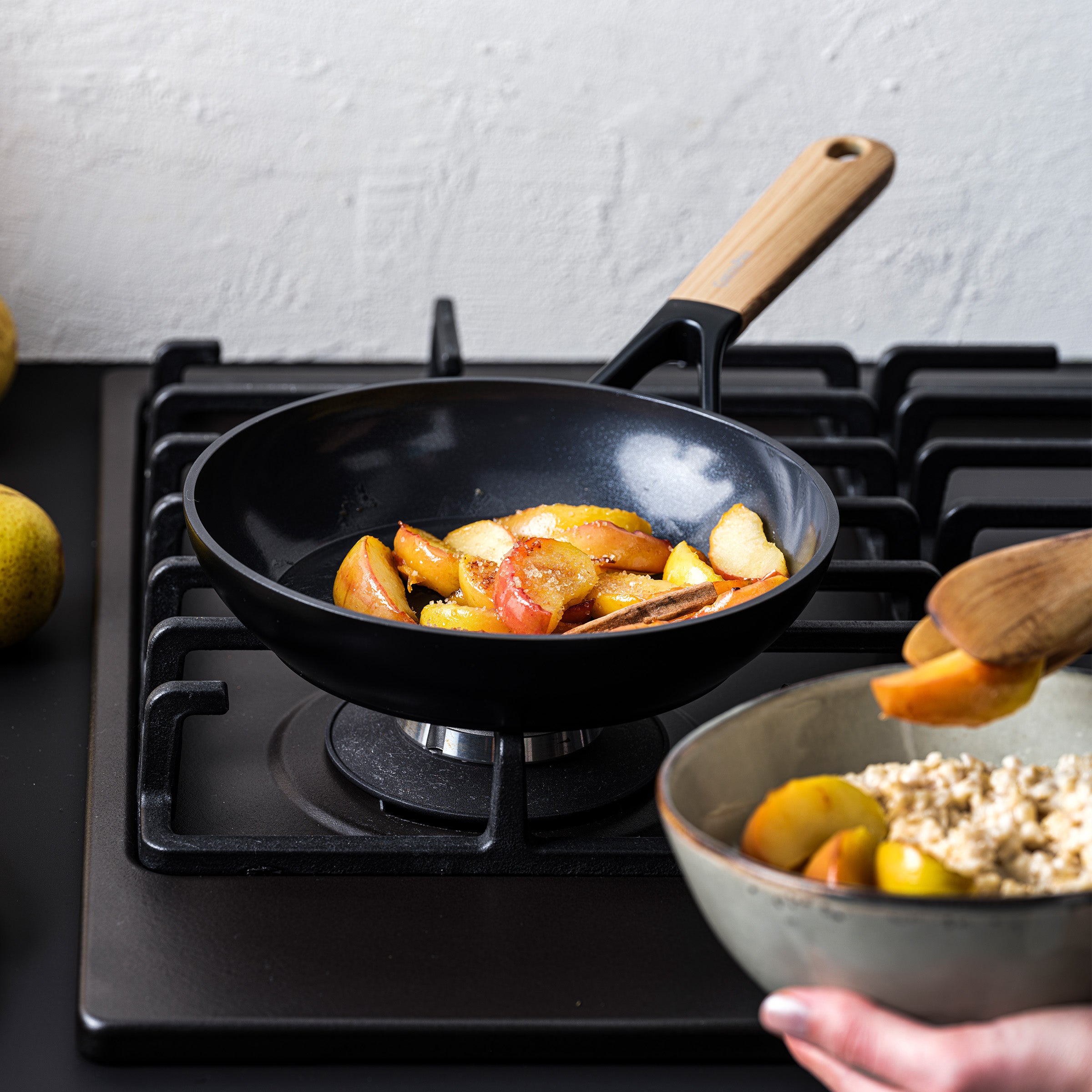 Eco-Smartshape Braadpan Light Wood 20cm zwart gebakken perziken