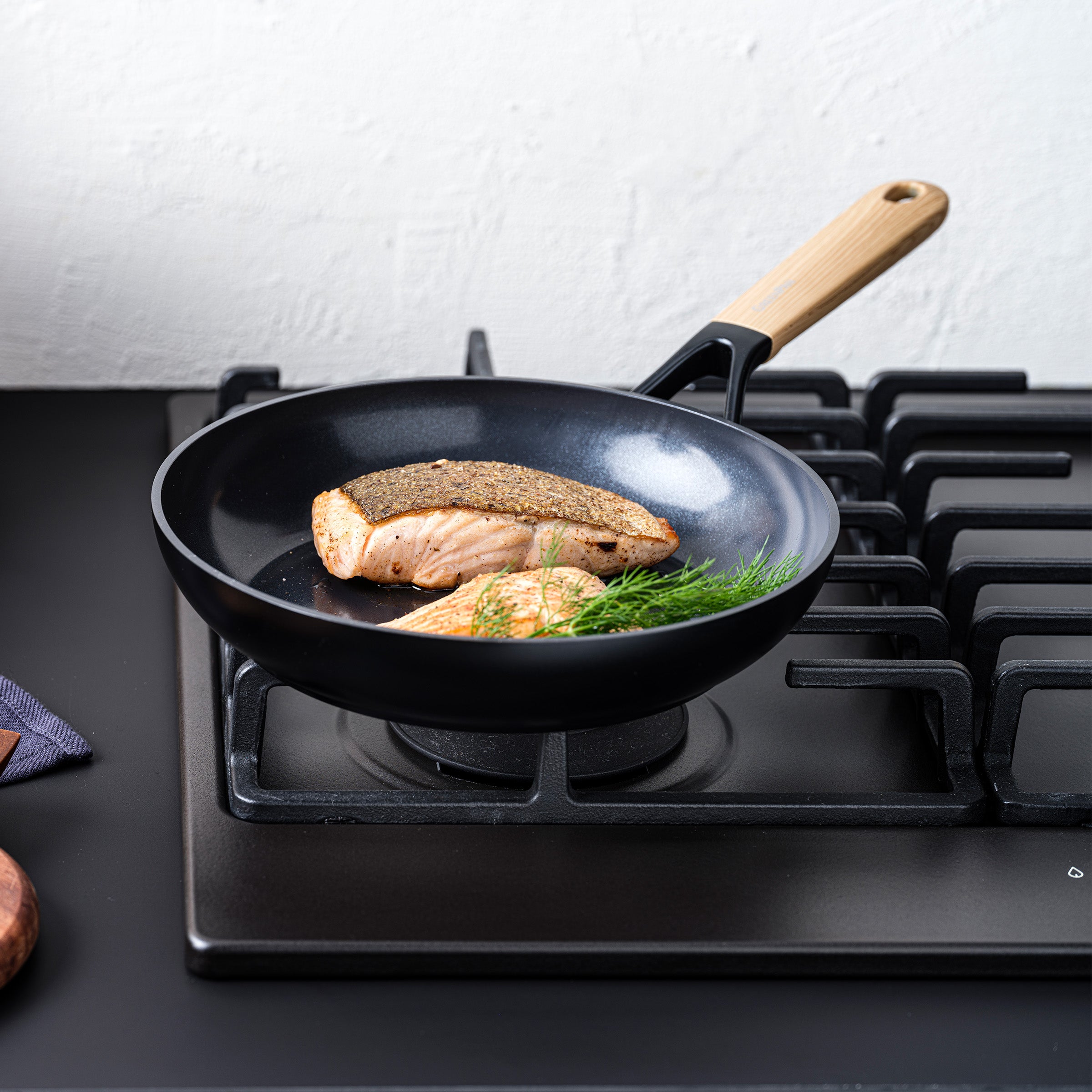 Eco-Smartshape Braadpan Light Wood 24cm zwart op vuur