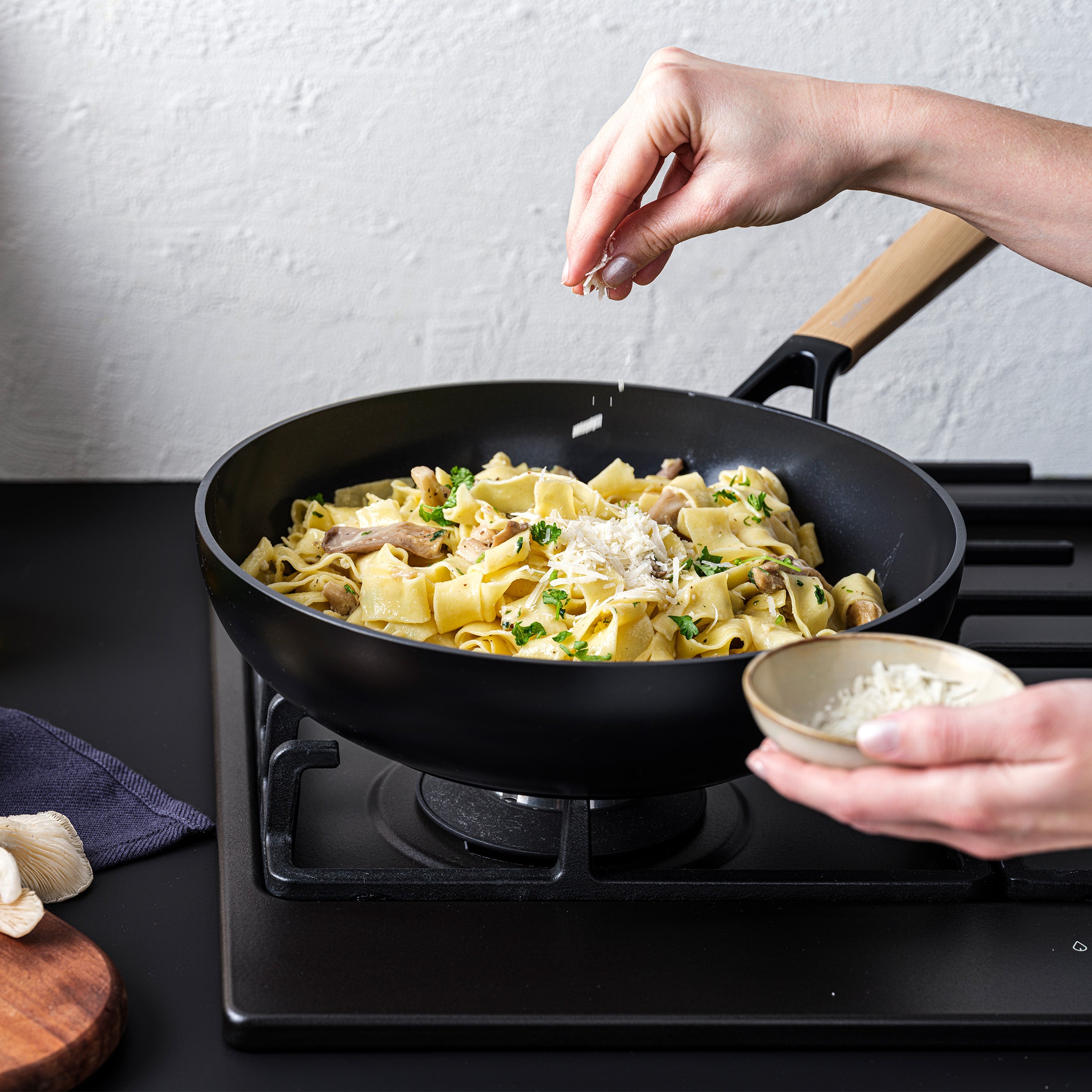 Eco-Smartshape Braadpan Light Wood 28cm zwart op vuur
