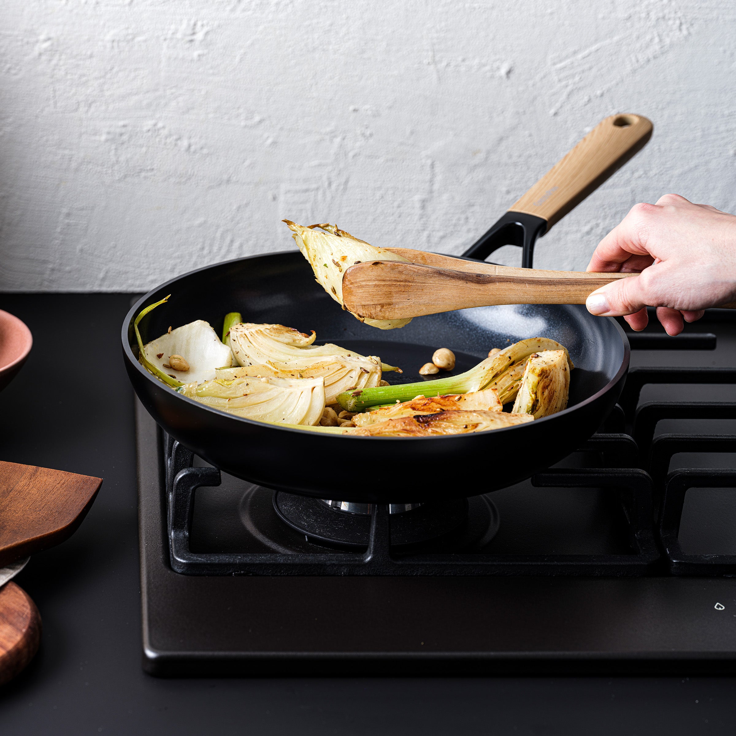 Eco-Smartshape Wok Light Wood 28cm zwart gebakken groenten