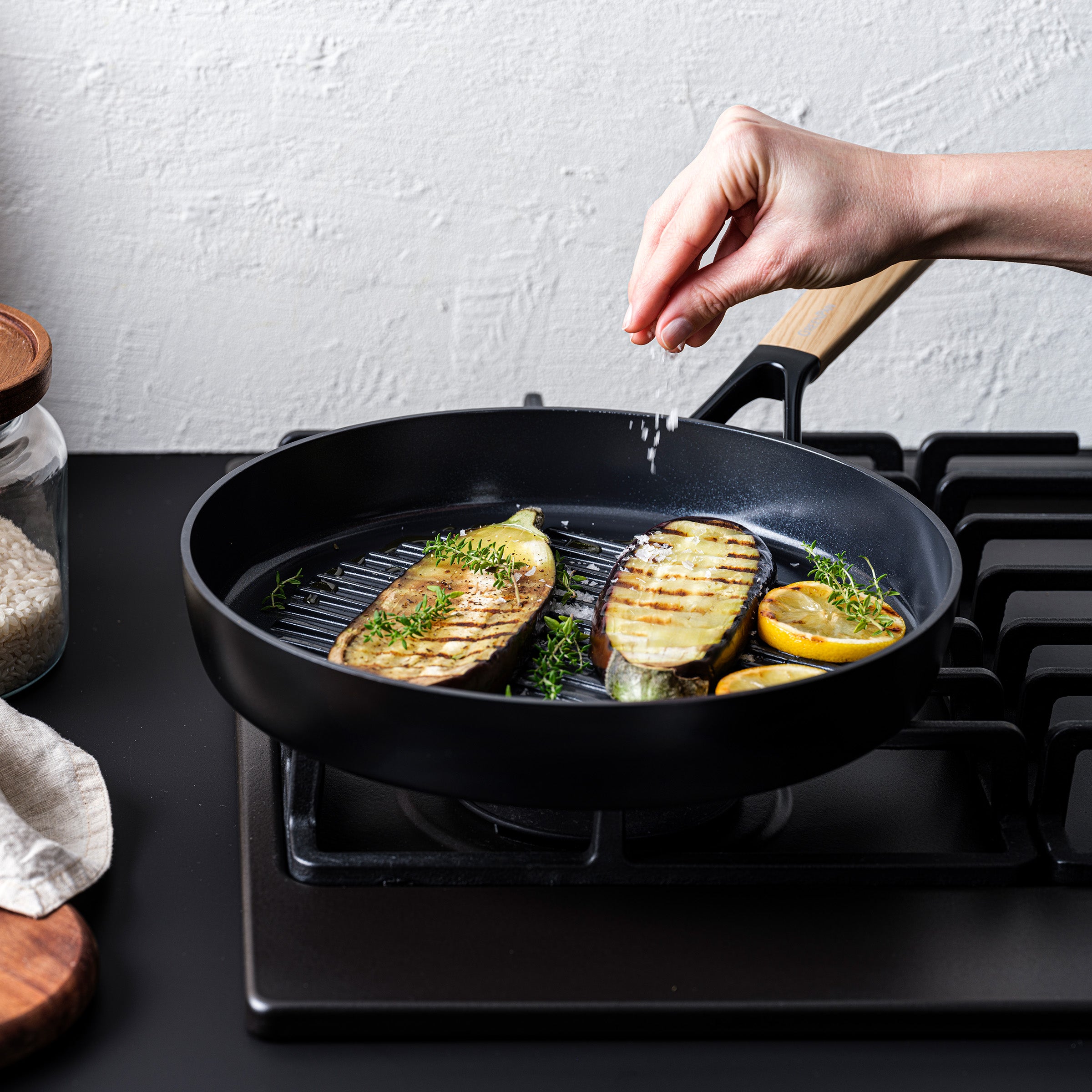 Eco-Smartshape  Grillpan Light Wood 28cm zwart op vuur met gebakken aubergine