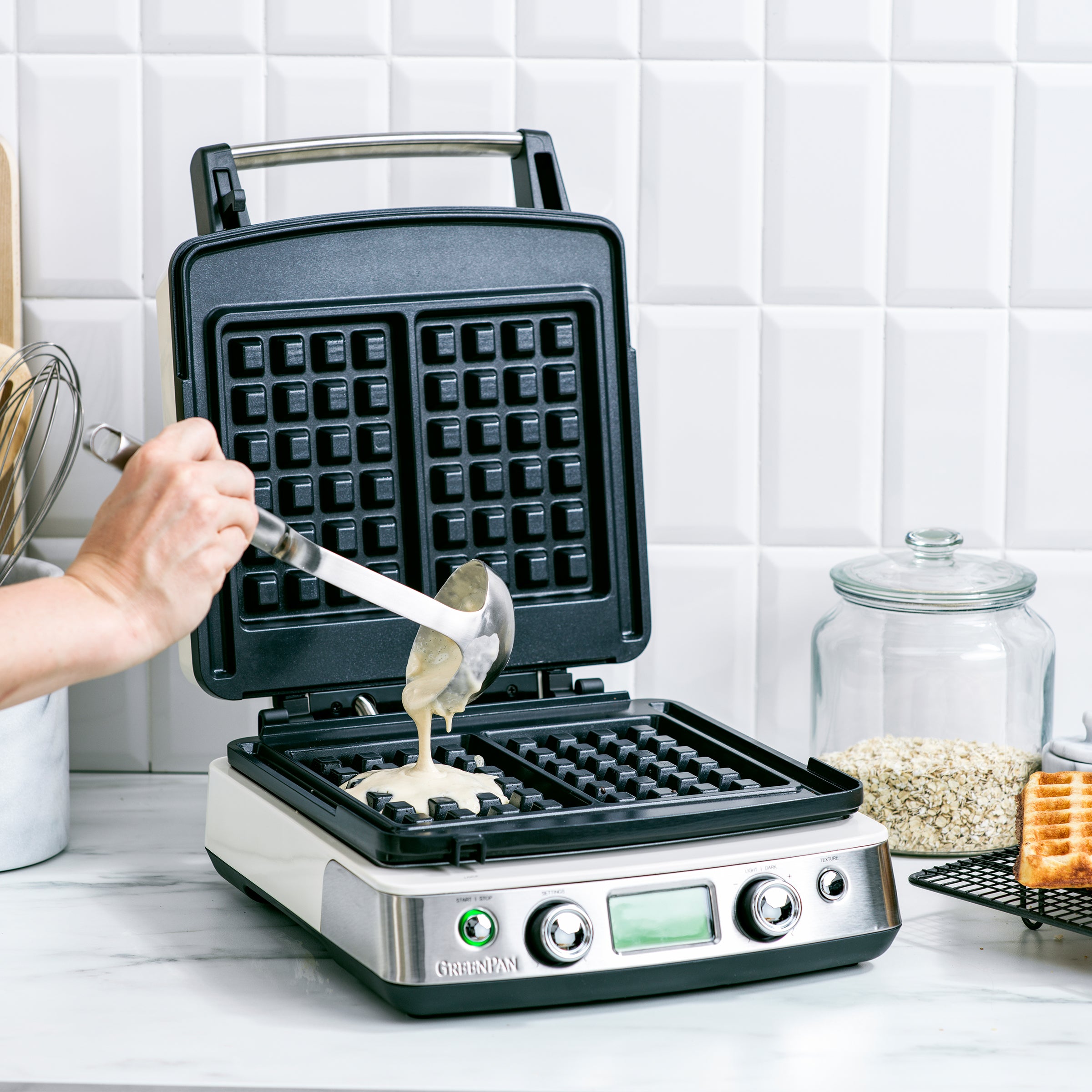 Wafelijzer Cream (incl. 2 sets wafelplaten) met deeg