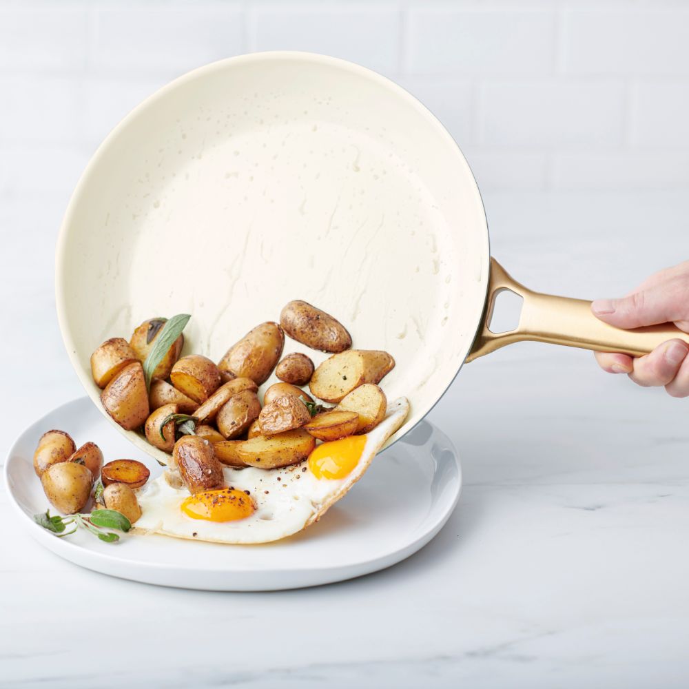 Padova Light Blue 2-delige pannenset 20+26cm lichtblauw met gebakken aardappelen en spiegelei
